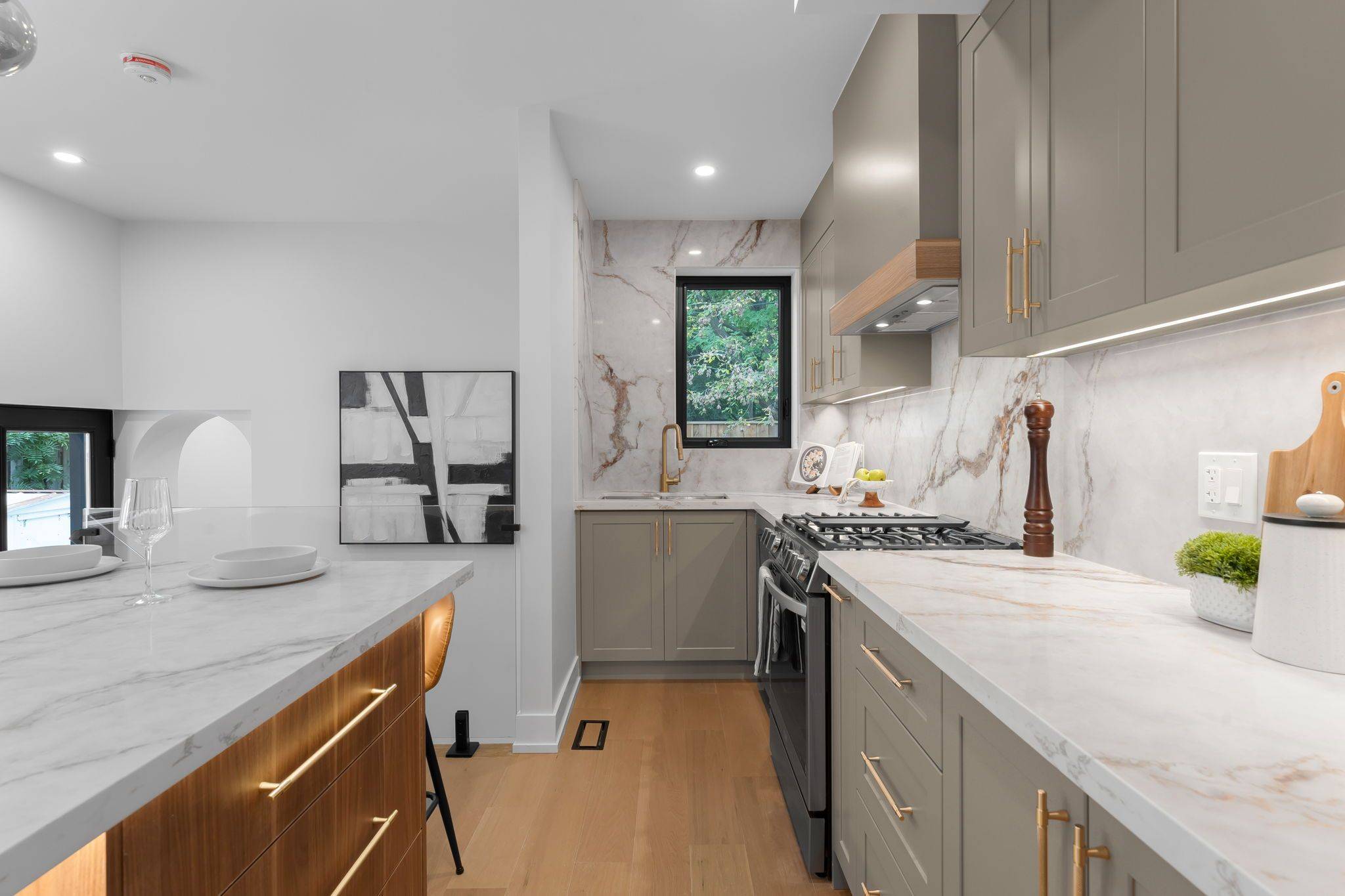 Toronto E03, ON M4C 2E9,853 Sammon AVE