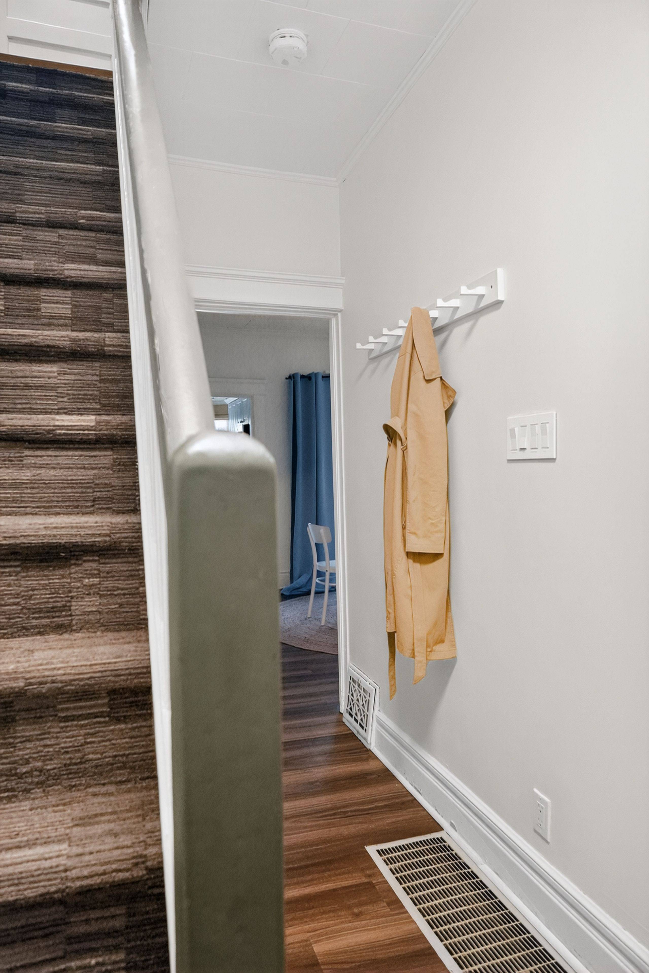 Toronto E02, ON M4E 1R7,796 Kingston RD