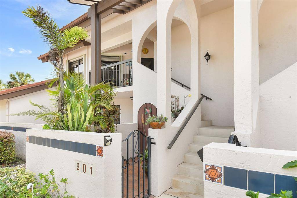 Stuart, FL 34997,6040 SE Martinique Dr #201