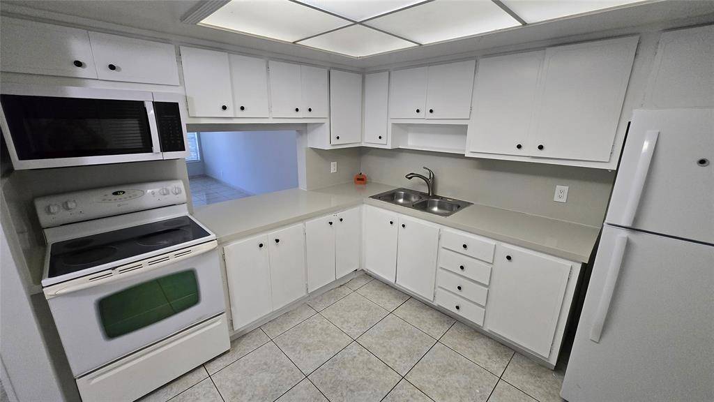 North Miami Beach, FL 33162,16800 NE 15th Ave #209