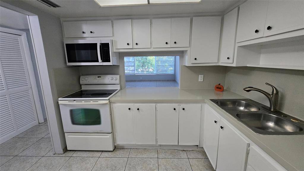 North Miami Beach, FL 33162,16800 NE 15th Ave #209