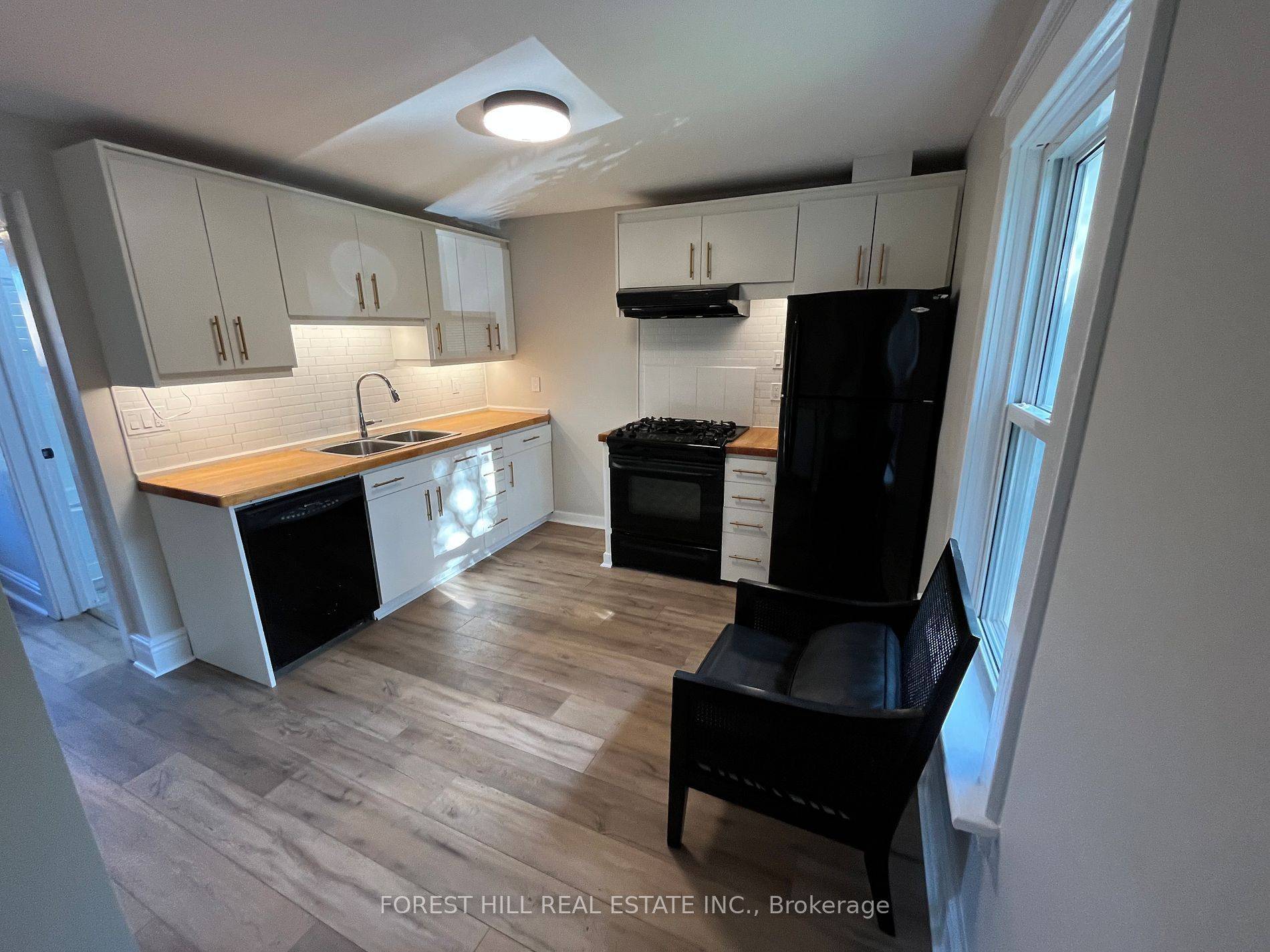 Newmarket, ON L3Y 1H3,324 Andrew ST #Upper