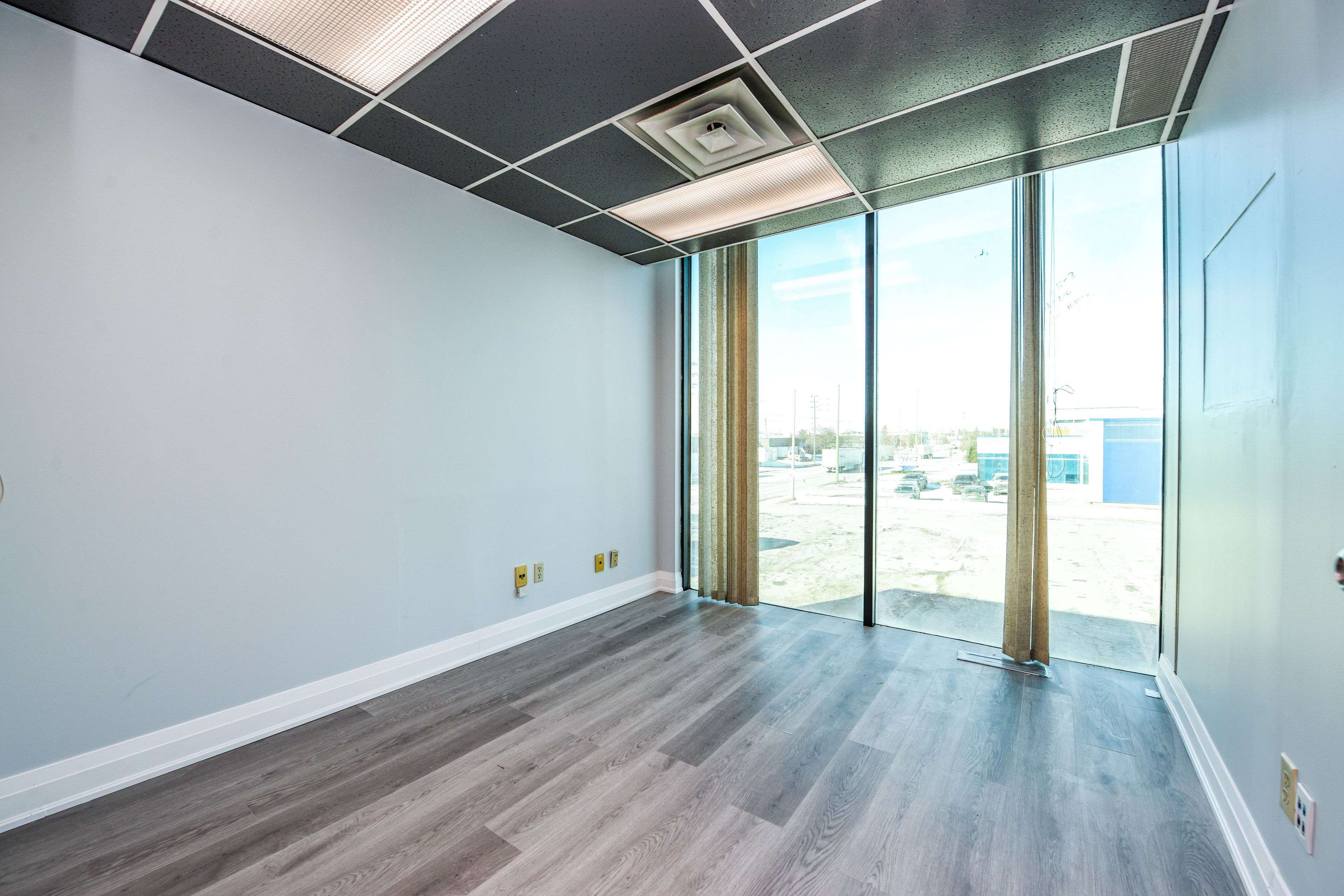 Brampton, ON L6T 1A2,1300 Steeles AVE E #224