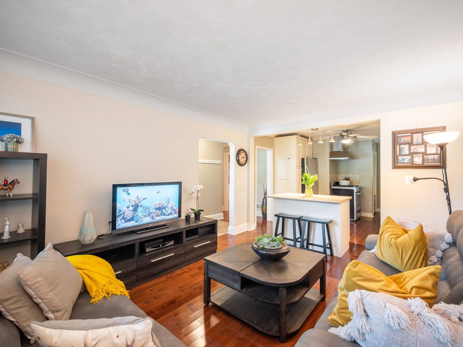 Burlington, ON L7T 3L3,938 King RD