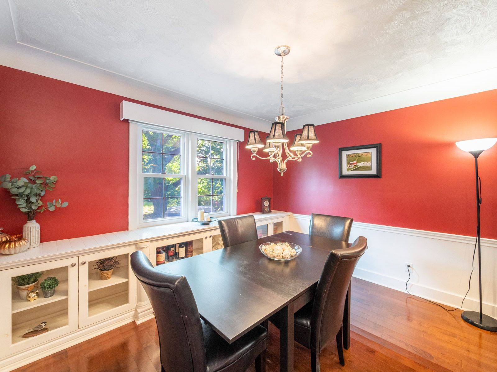 Burlington, ON L7T 3L3,938 King RD