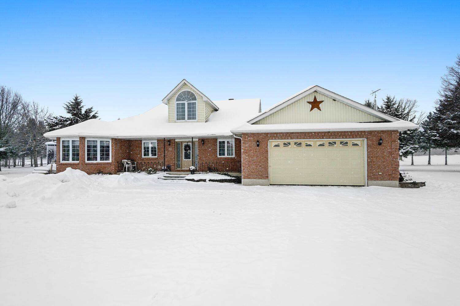 Front Of Yonge, ON K0E 1M0,209 Lake ST