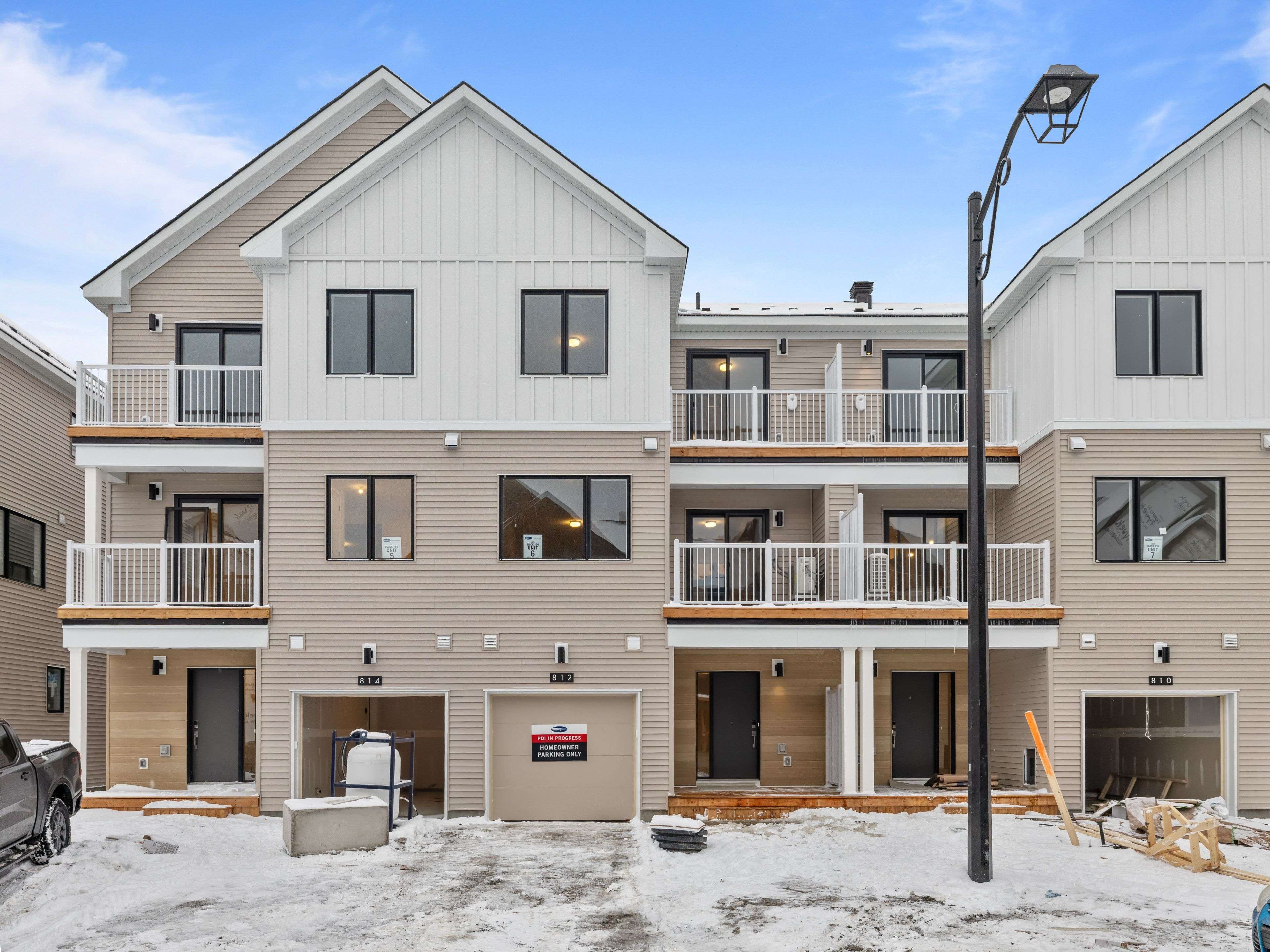 Kanata, ON K2W 0N9,812 DEMULCENT LN