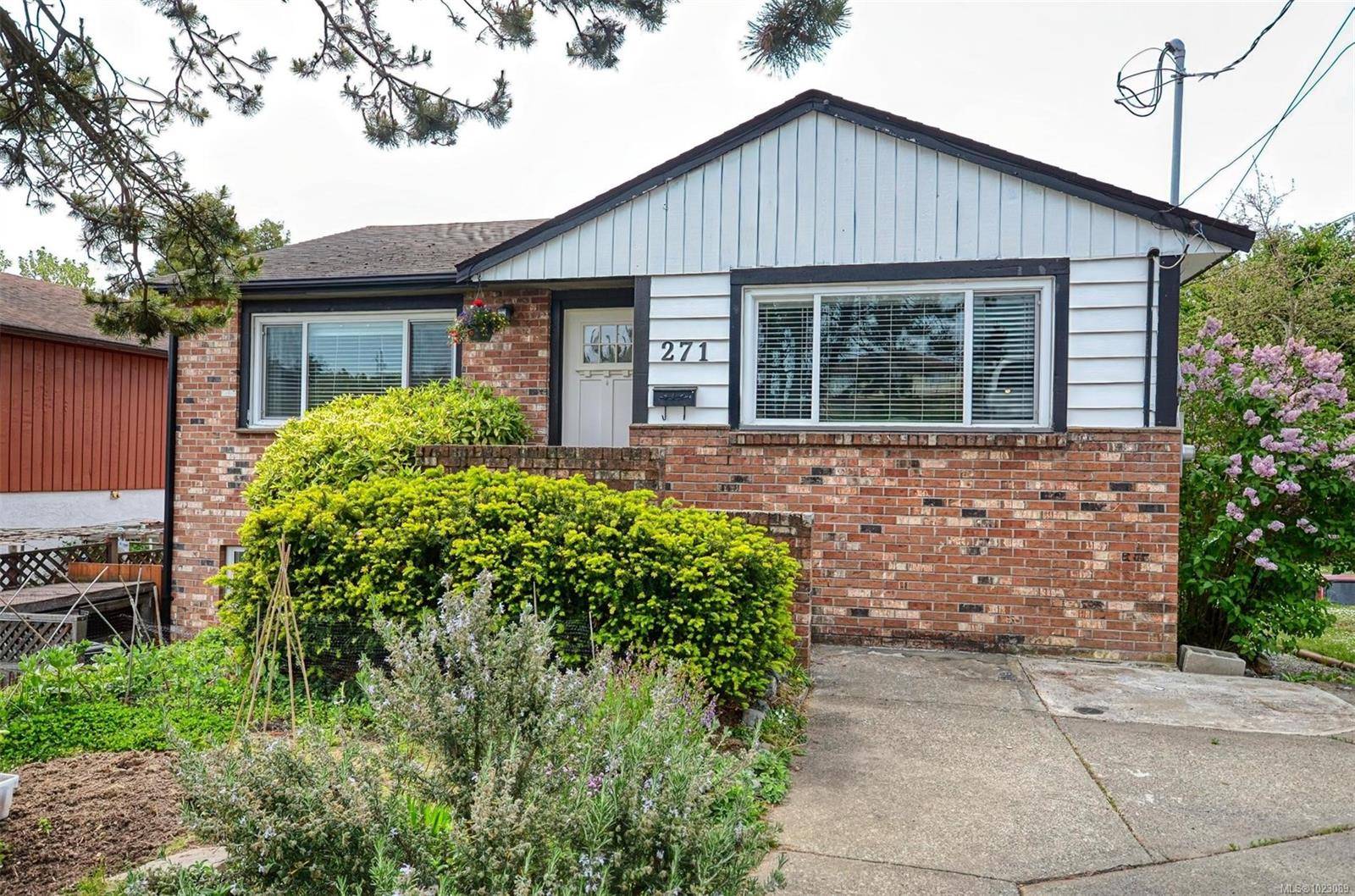 Saanich, BC V8Z 1K7,271 Battleford Ave