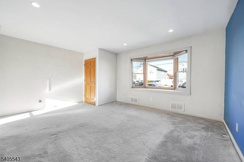 Elmwood Park Boro, NJ 07407,22 Falmouth Ave