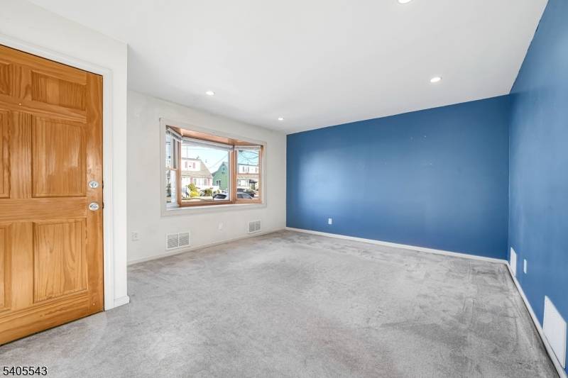 Elmwood Park Boro, NJ 07407,22 Falmouth Ave