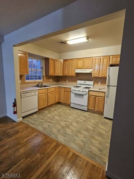 Newark City, NJ 07112,1042 Bergen St #2R