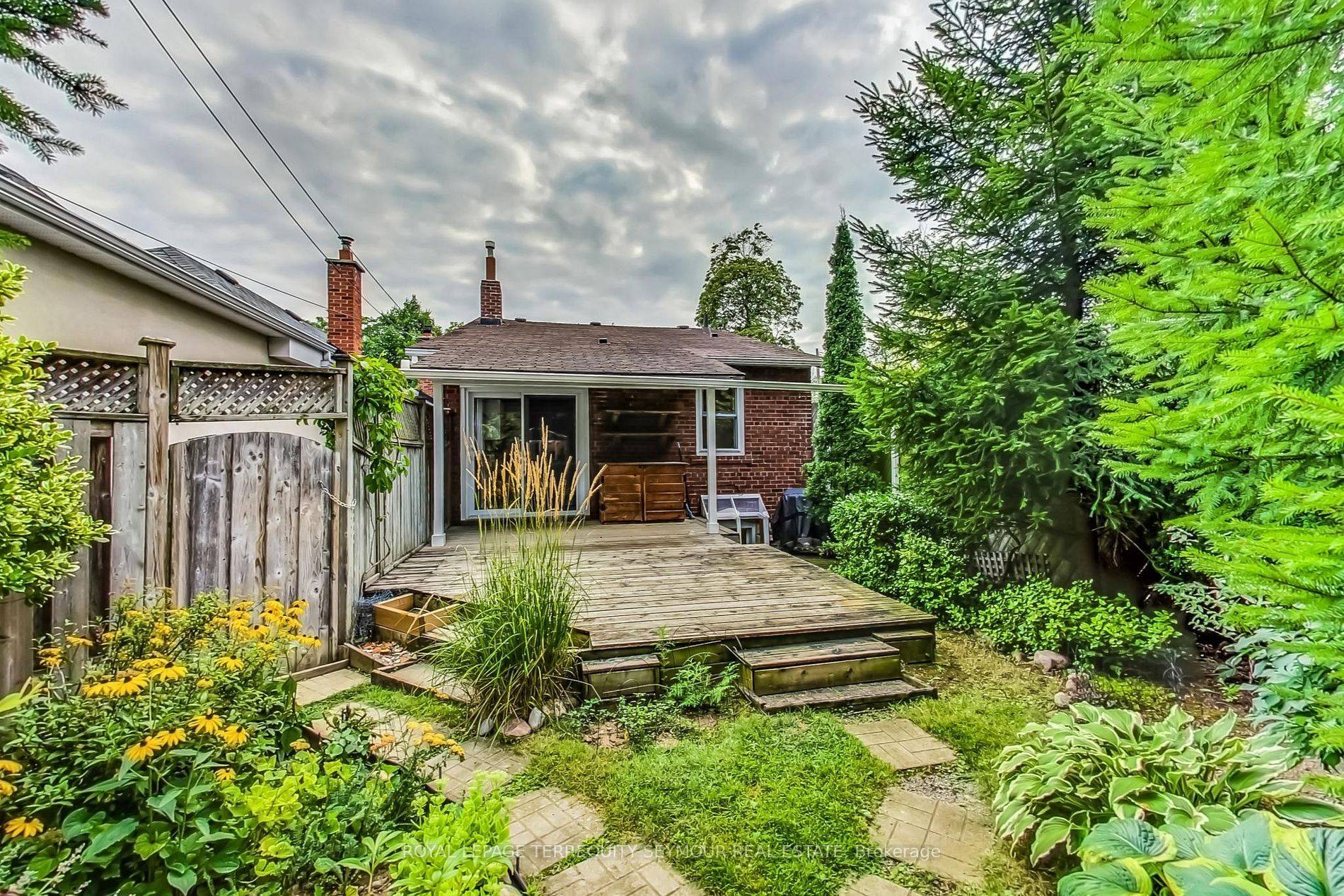 Toronto C10, ON M4S 2N9,22 Hadley RD