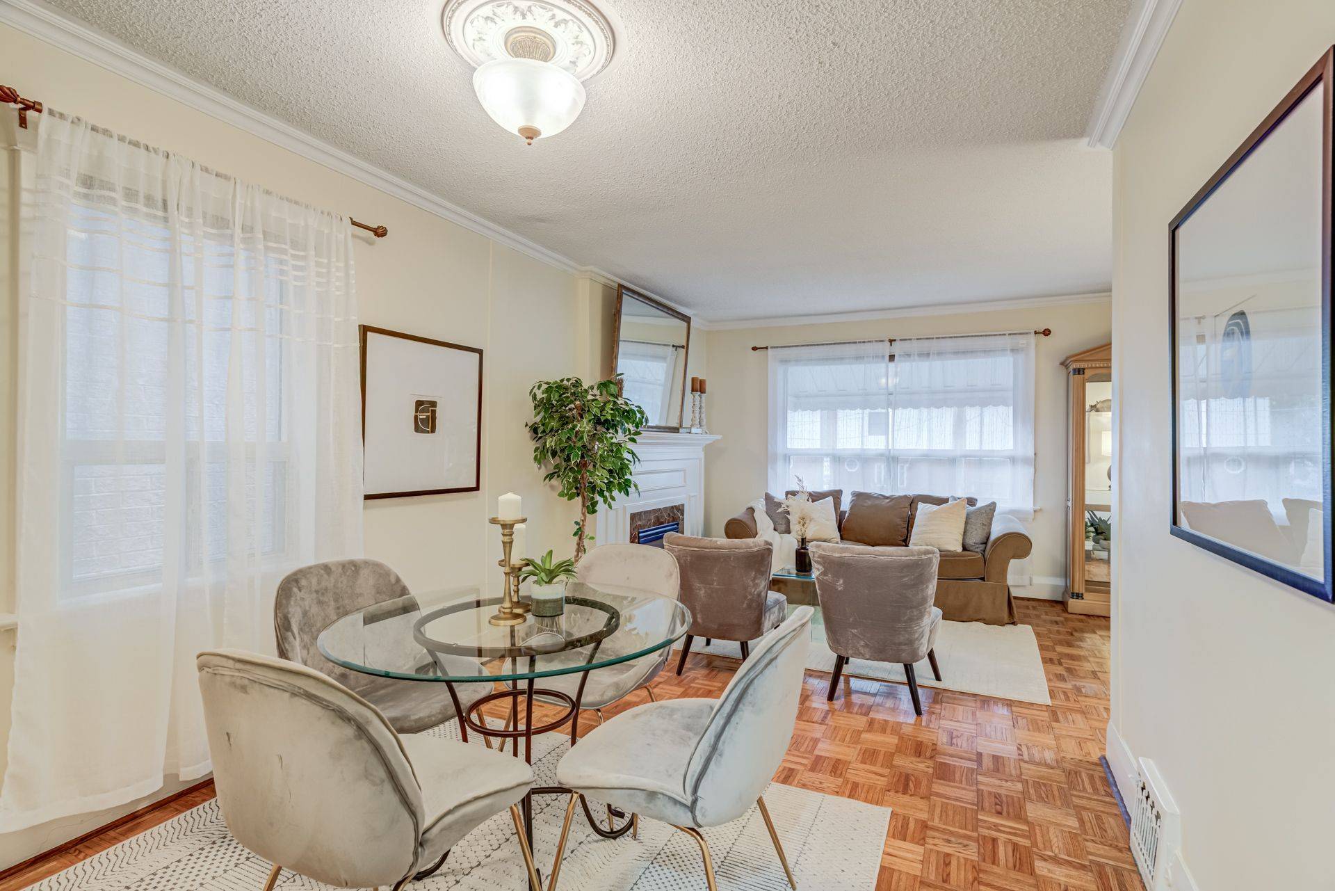 Toronto E06, ON M1L 3Y1,13 Patterson AVE