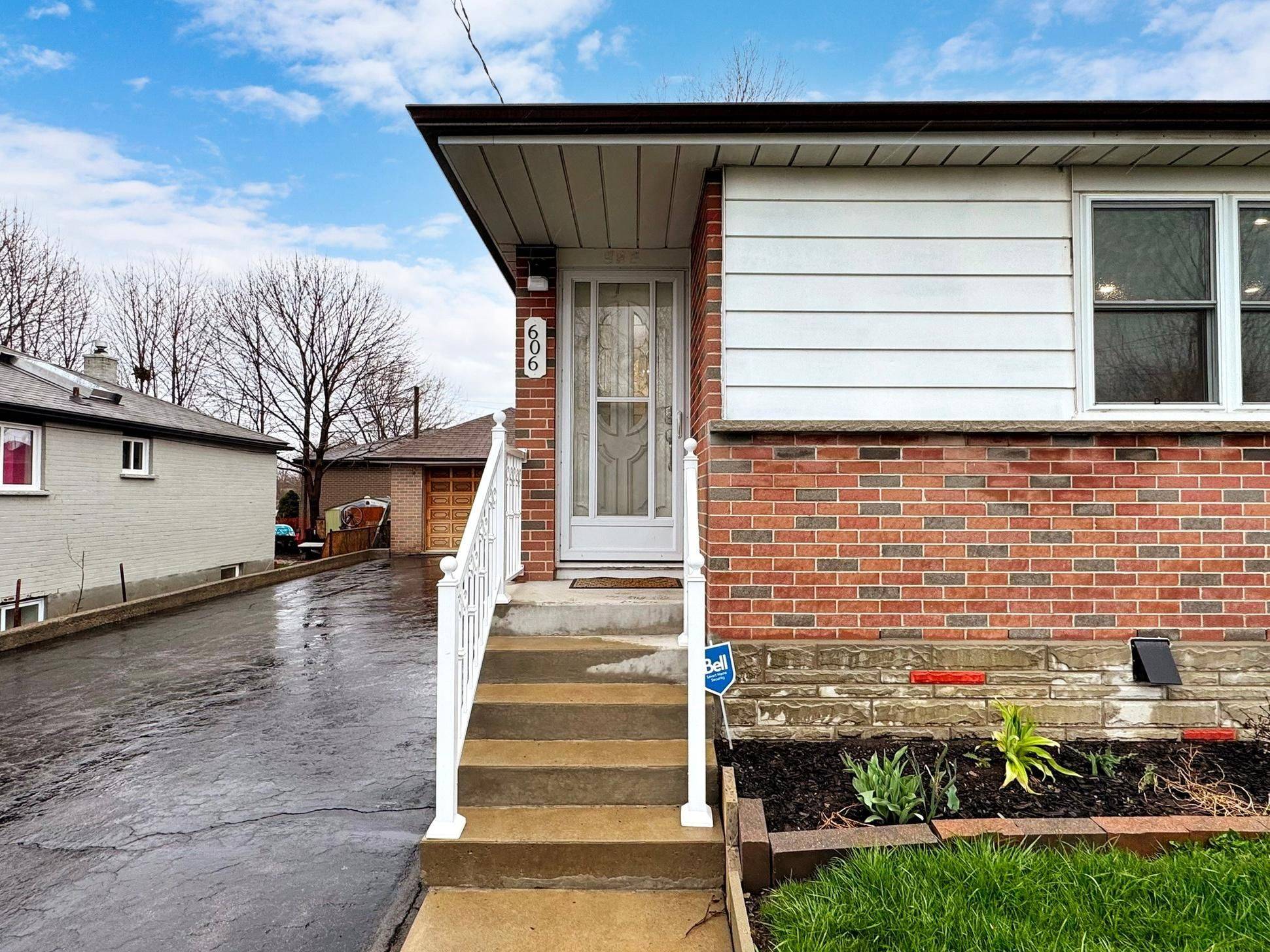 Oshawa, ON L1H 3H7,606 Shakespeare AVE N #Upper