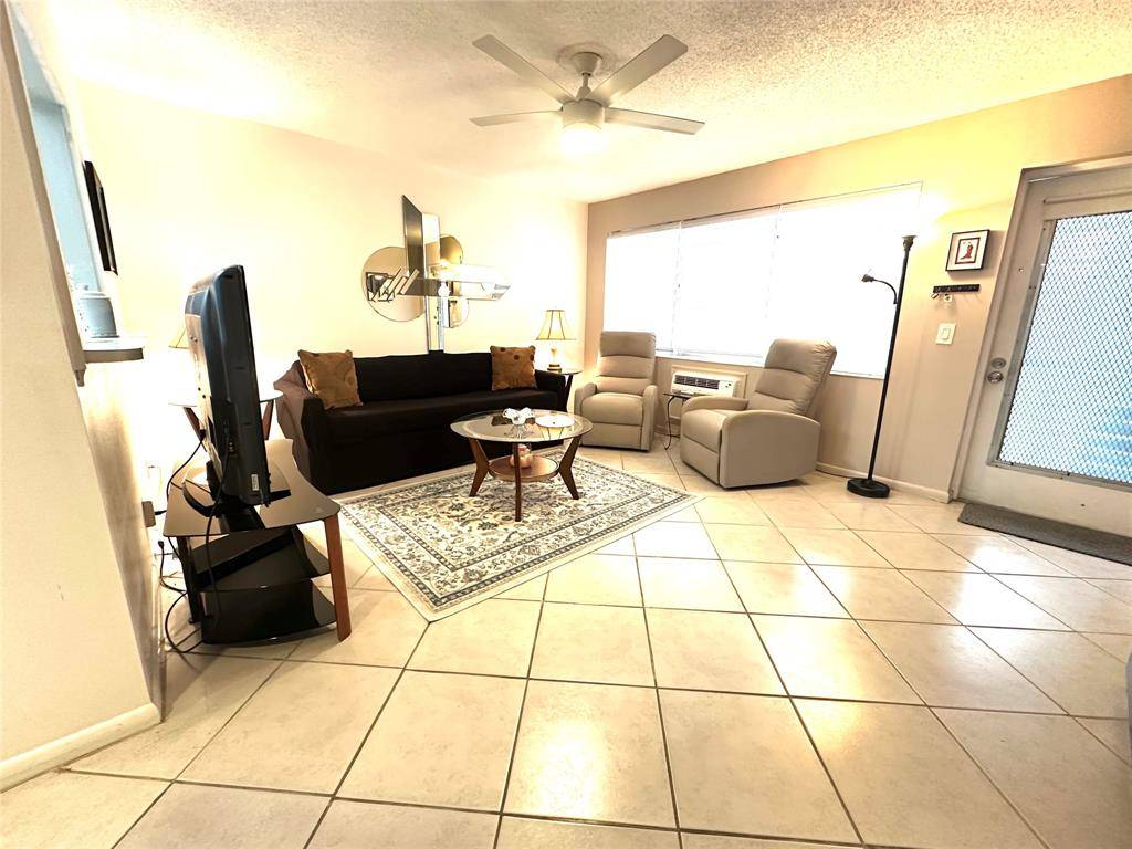 Deerfield Beach, FL 33442,43 Farnham B #43