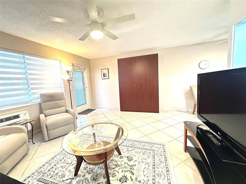 Deerfield Beach, FL 33442,43 Farnham B #43