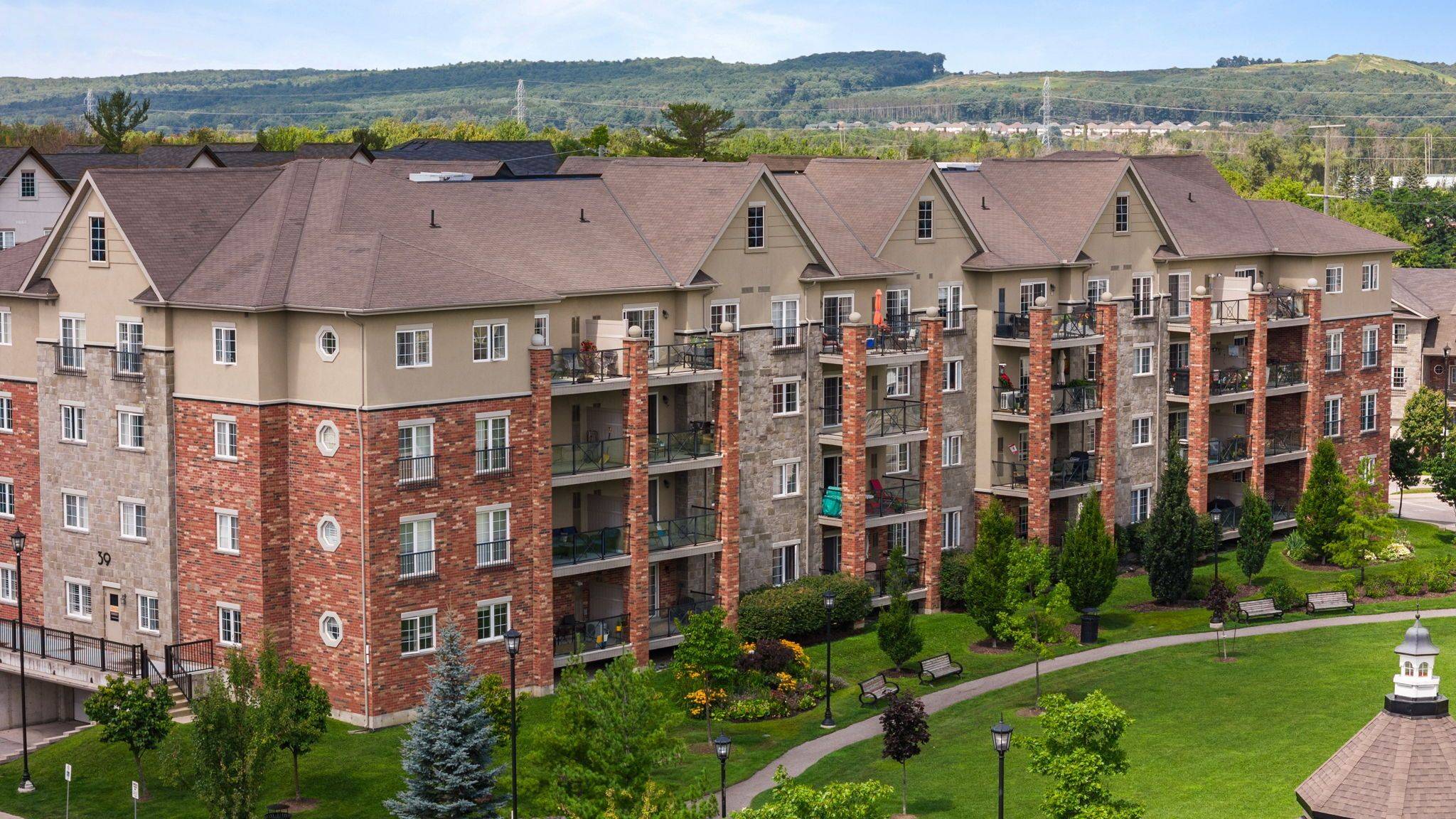 Barrie, ON L4N 5T5,39 Ferndale DR S #106