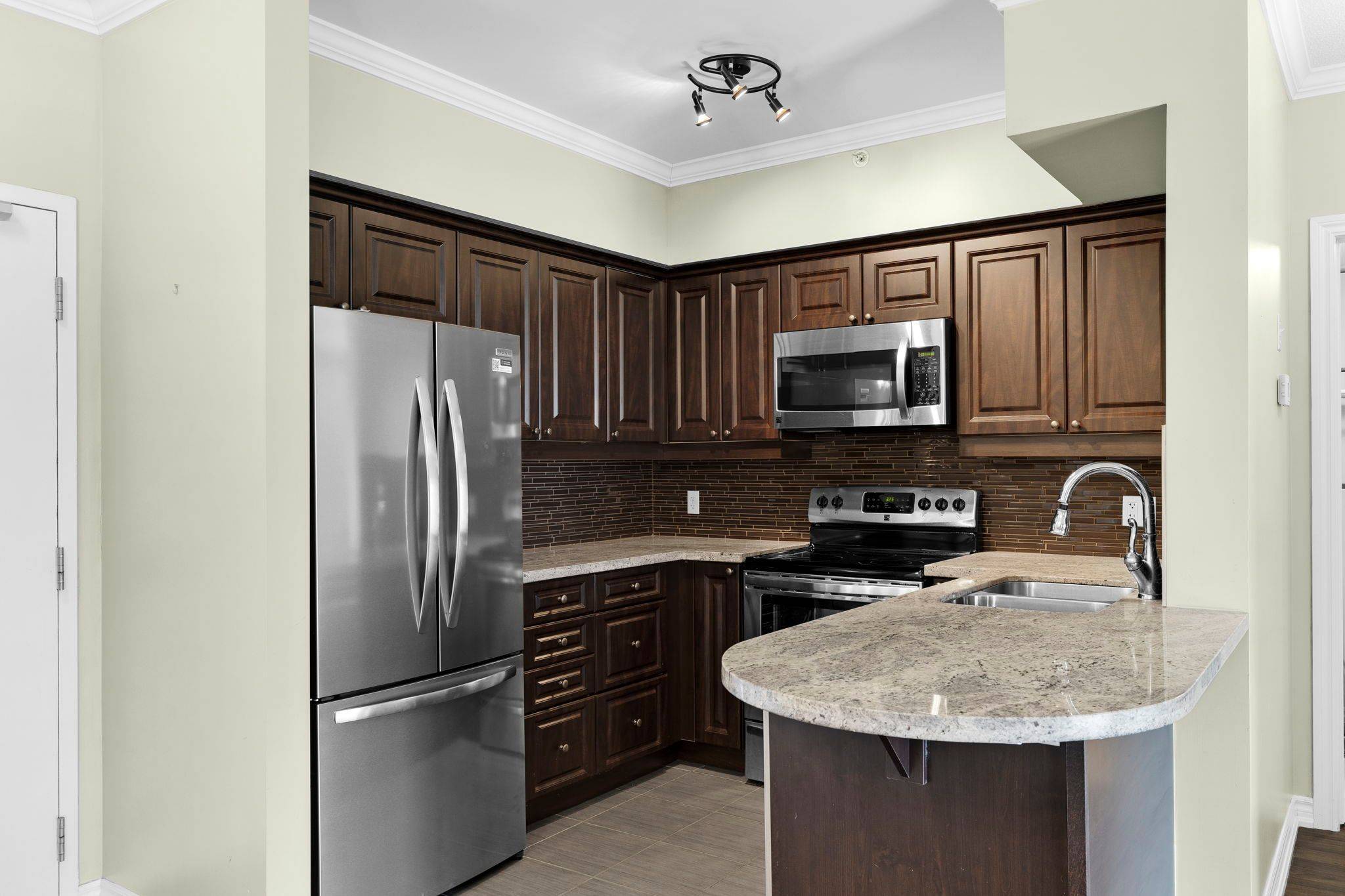 Barrie, ON L4N 5T5,39 Ferndale DR S #106