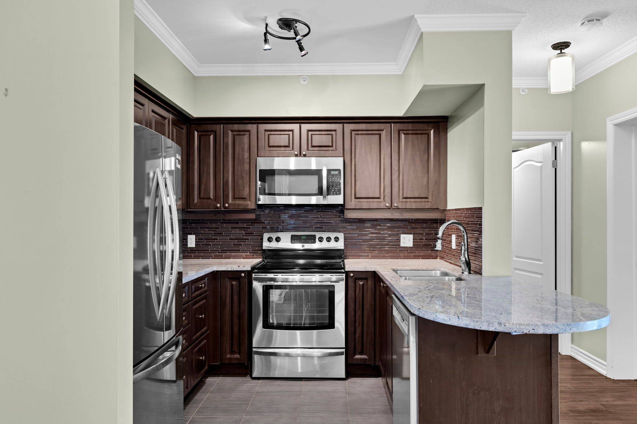 Barrie, ON L4N 5T5,39 Ferndale DR S #106