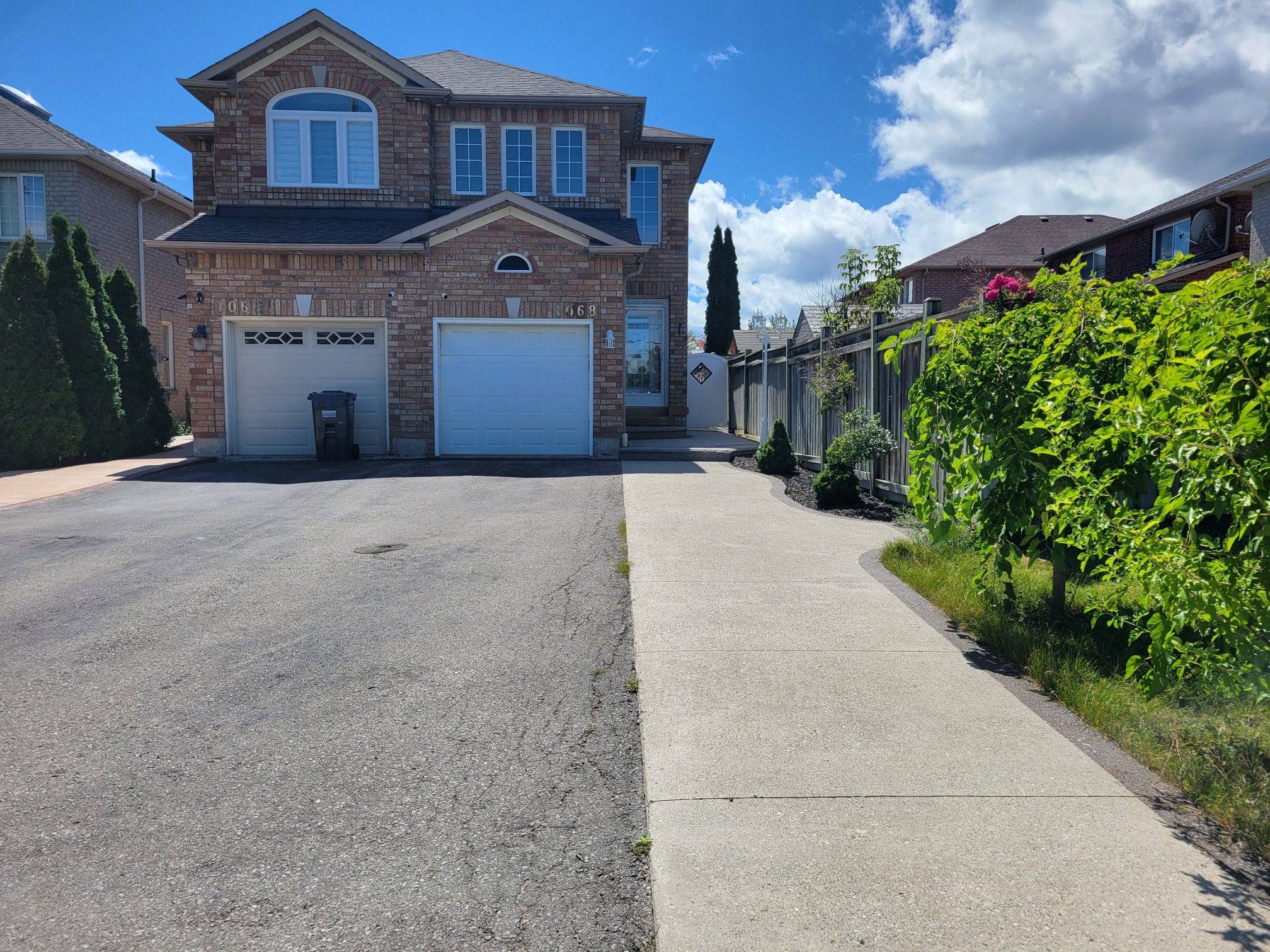 Mississauga, ON L5V 2N5,1068 Foxglove PL
