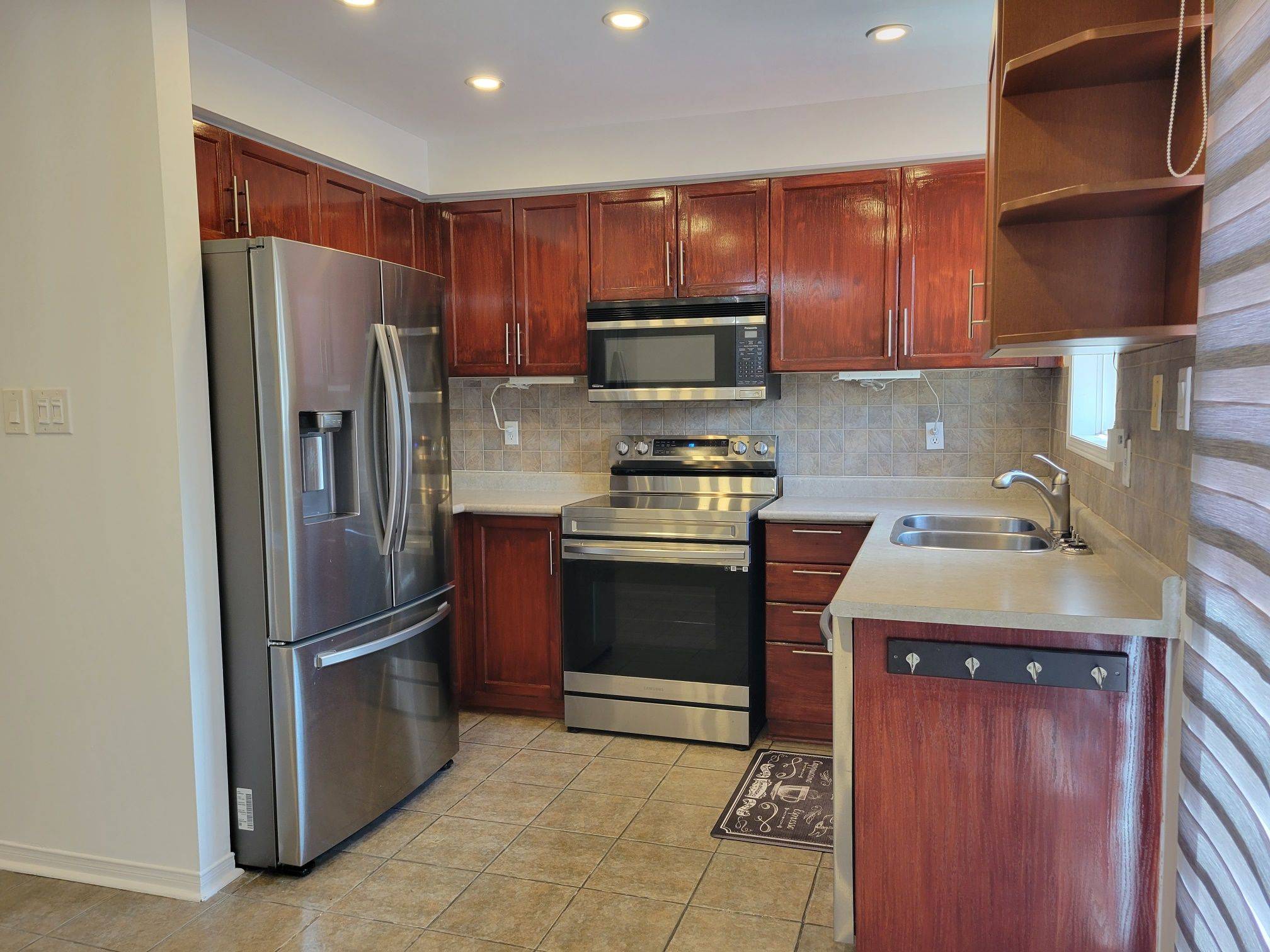 Mississauga, ON L5V 2N5,1068 Foxglove PL