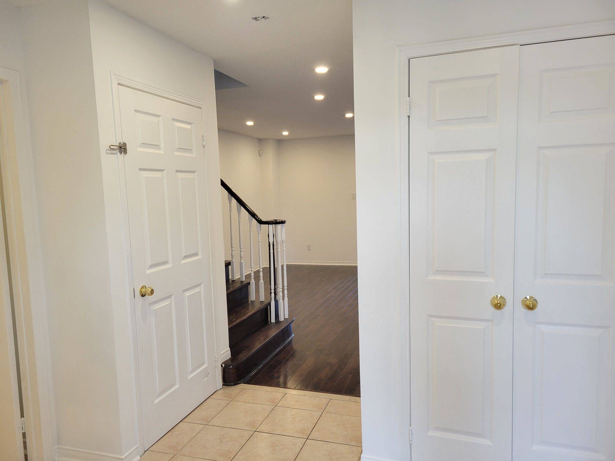 Mississauga, ON L5V 2N5,1068 Foxglove PL