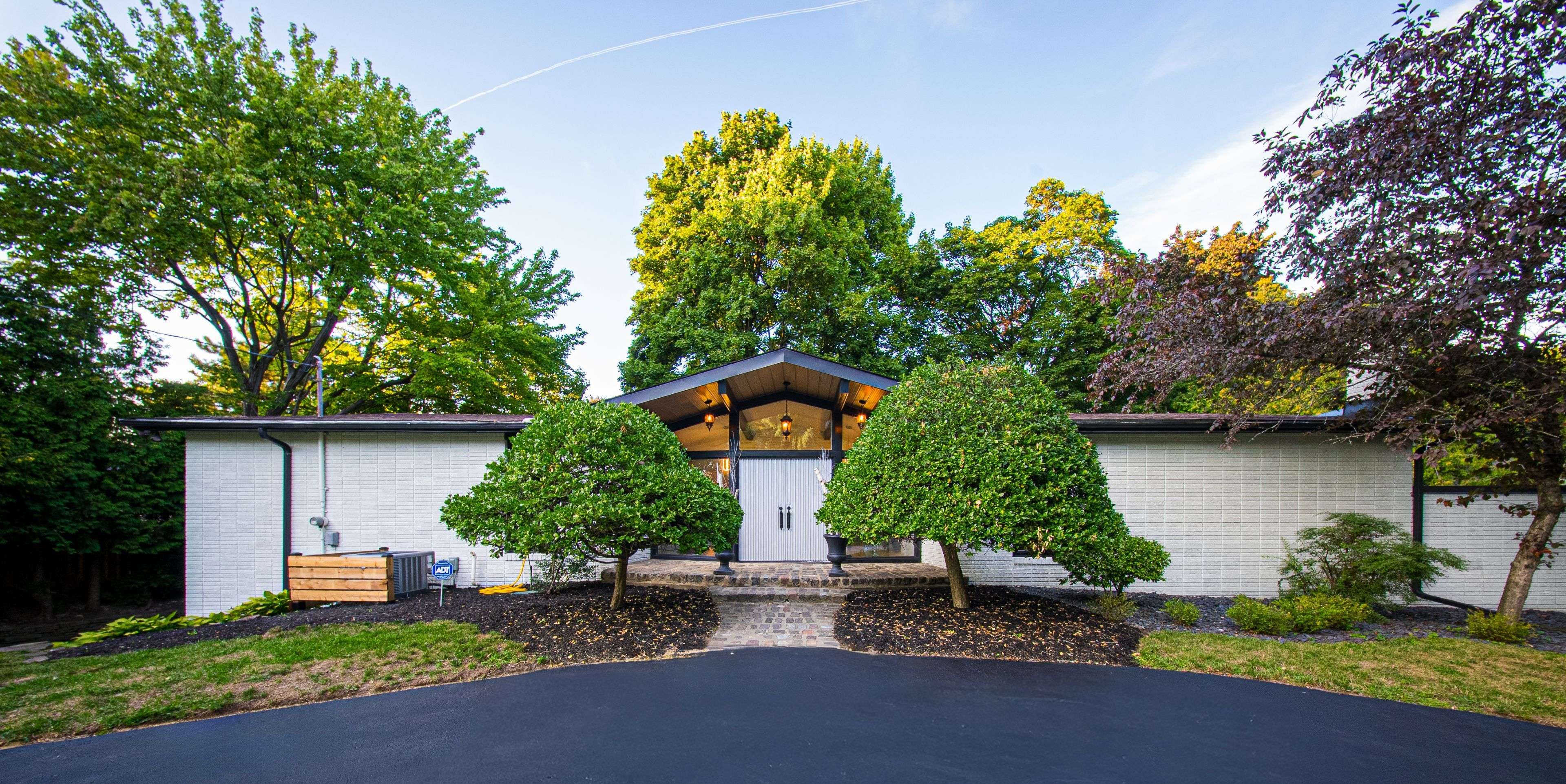 Mississauga, ON L5C 1A3,625 Sir Richard's RD