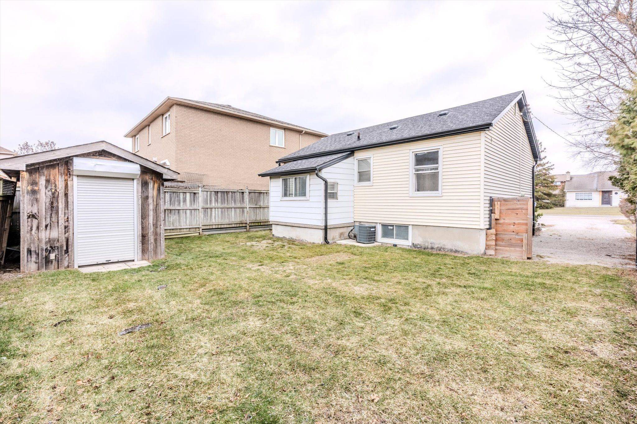 Hamilton, ON L8W 1C8,106 Eleanor AVE