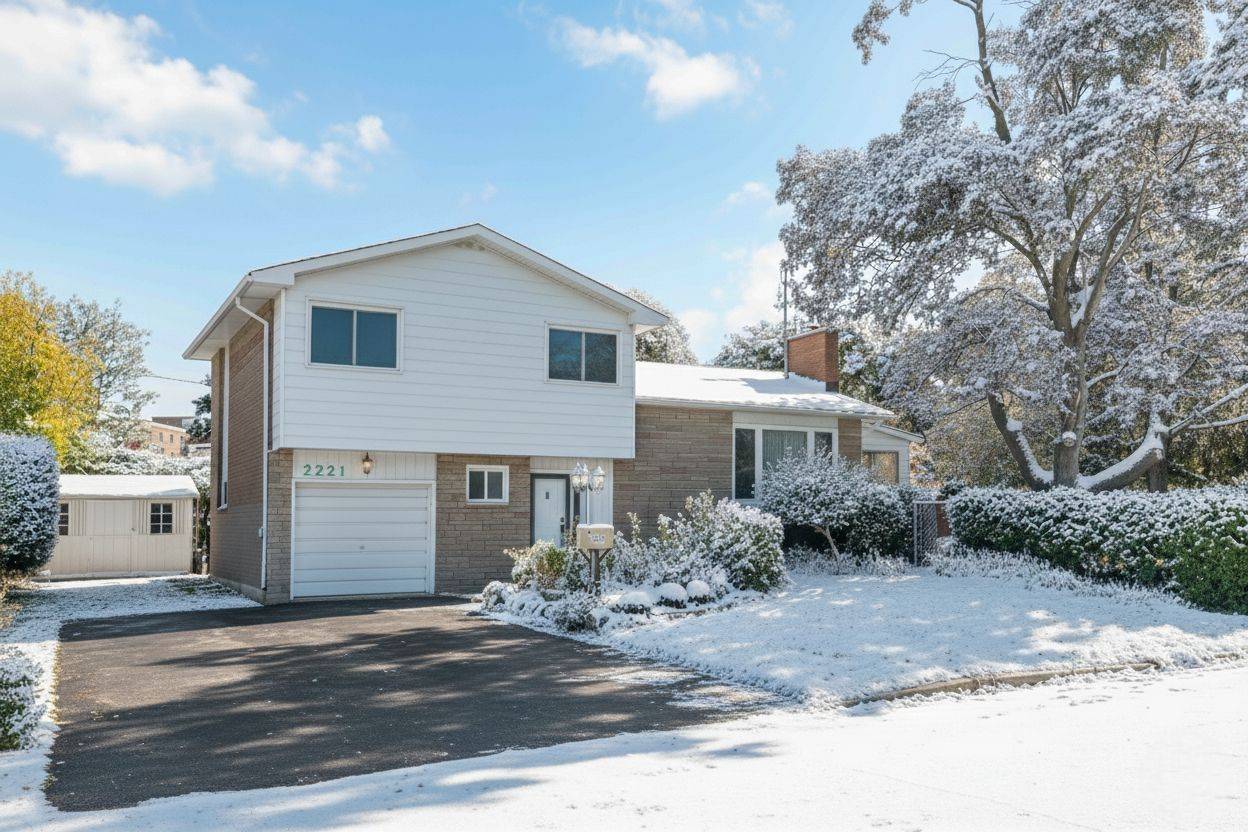 Elmvale Acres And Area, ON K1G 3E2,2221 Circle PL