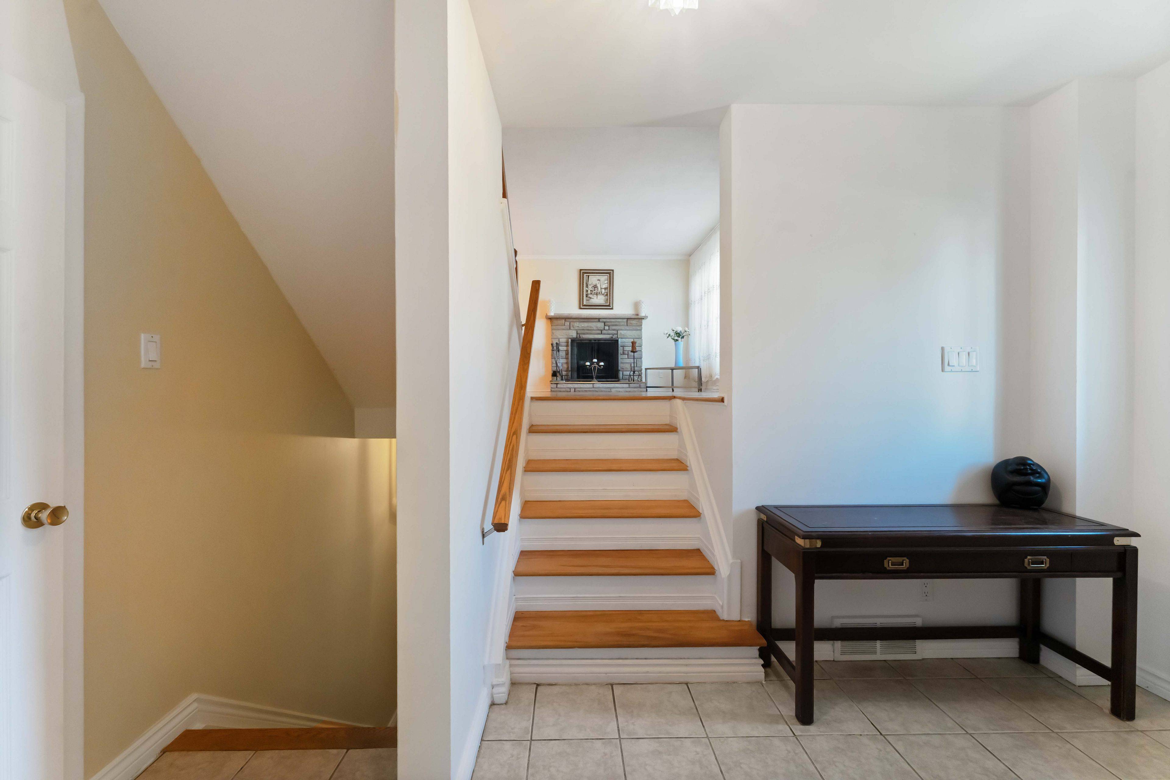 Elmvale Acres And Area, ON K1G 3E2,2221 Circle PL