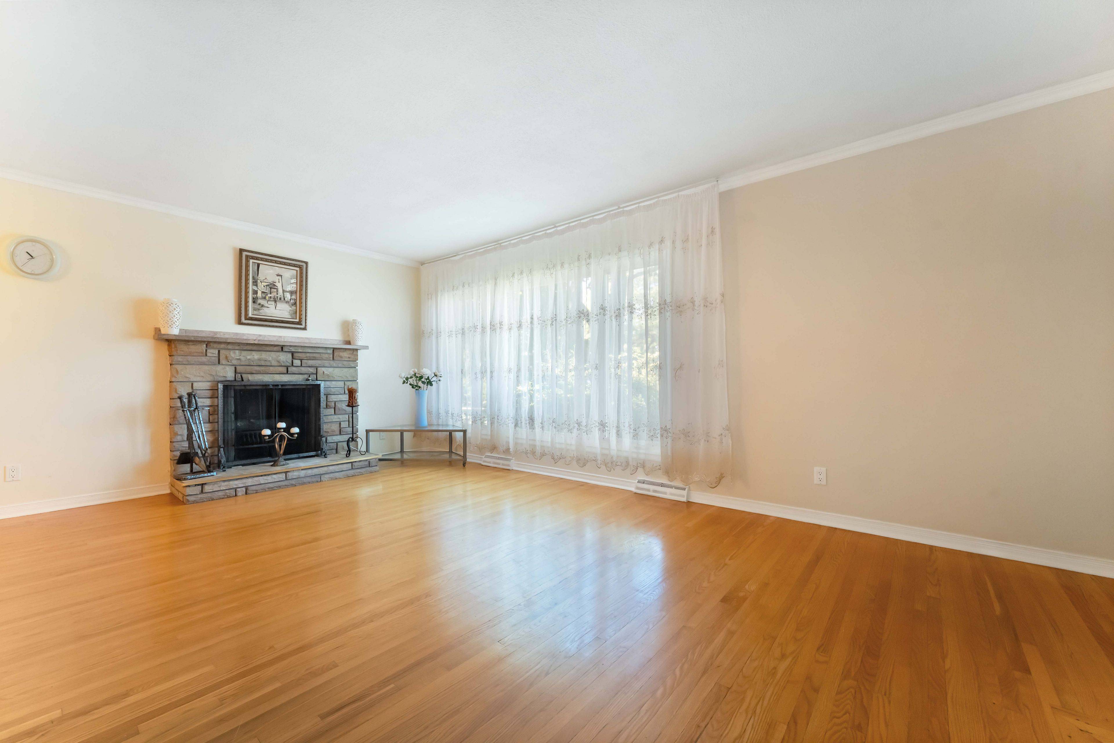 Elmvale Acres And Area, ON K1G 3E2,2221 Circle PL