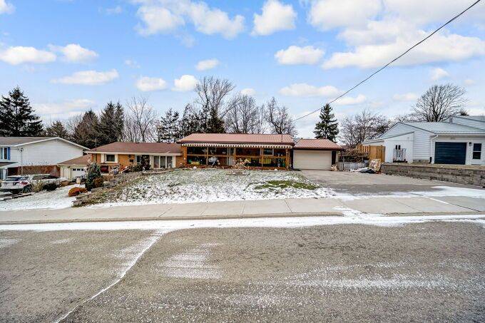 Norfolk, ON N3Y 1A3,49 Parker DR