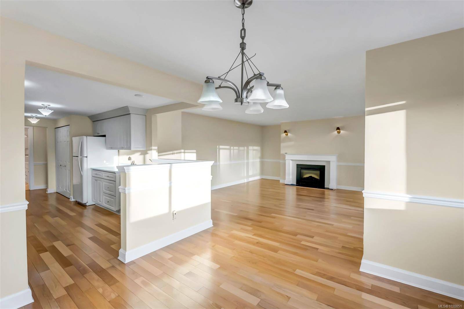 Victoria, BC V8V 4G3,420 Linden Ave #405