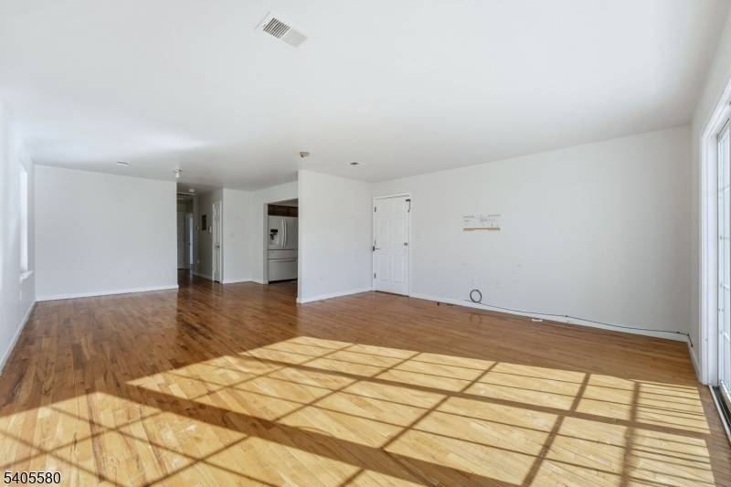 Newark City, NJ 07108,303-305 W Runyon St