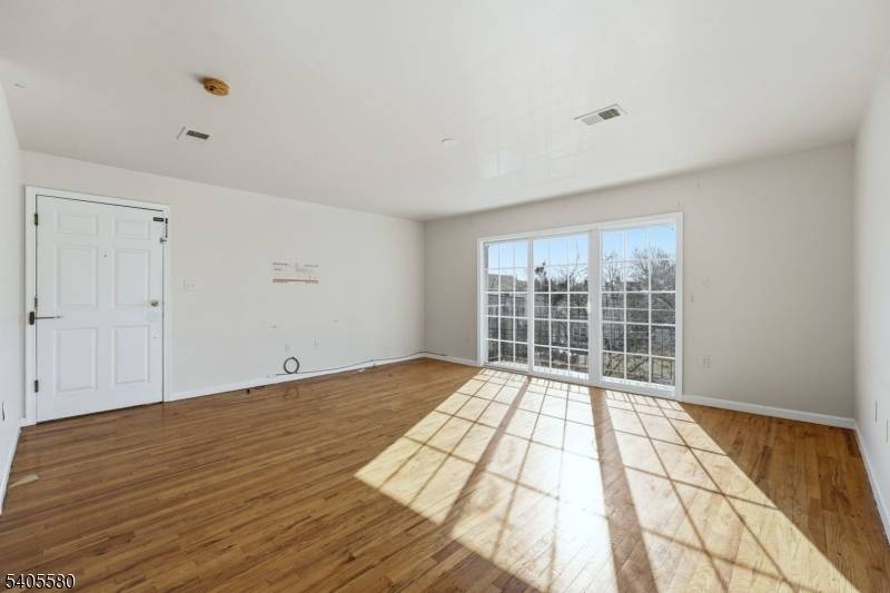 Newark City, NJ 07108,303-305 W Runyon St