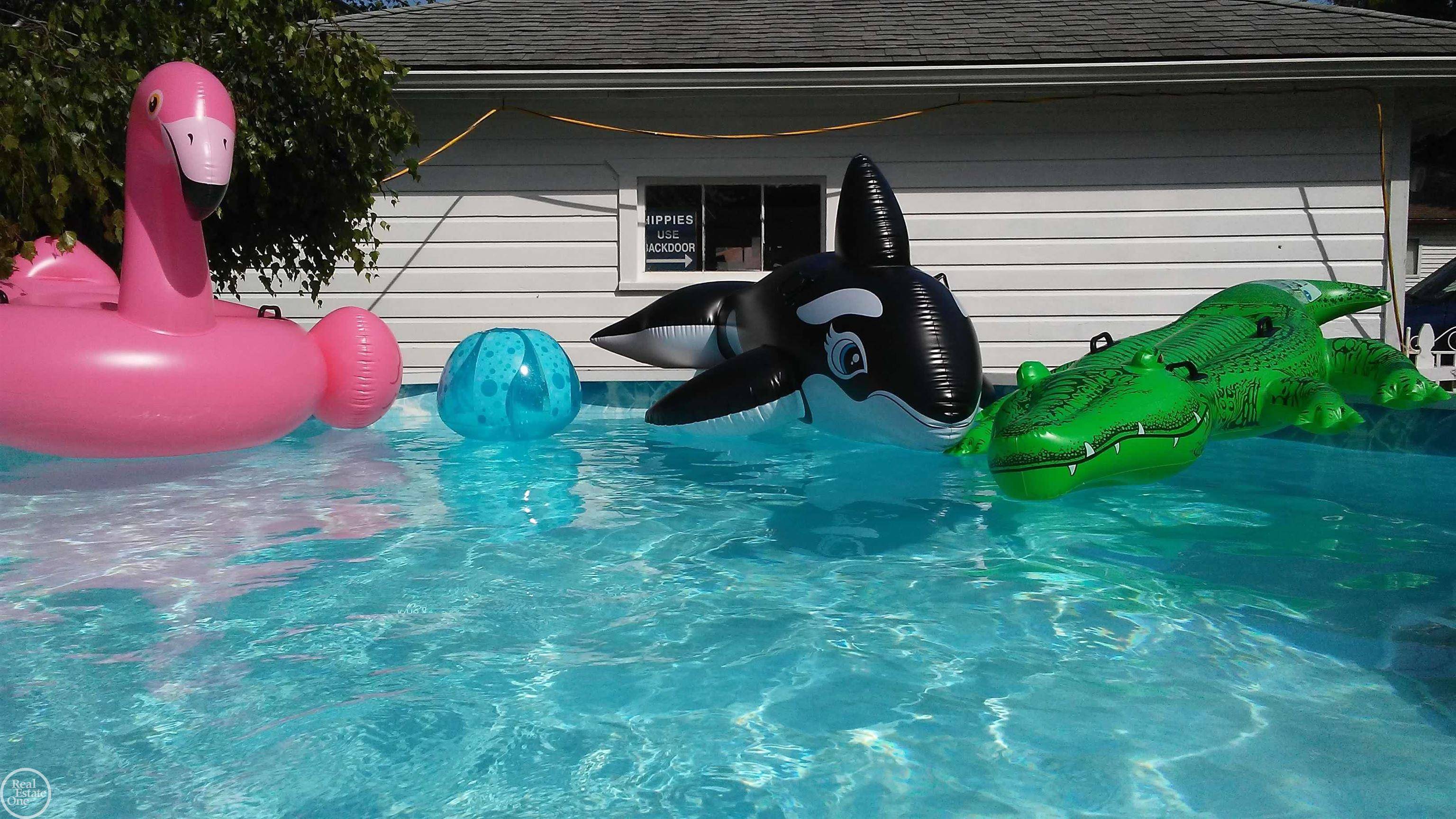 Saint Clair Shores, MI 48082,22915 E 13 MILE RD