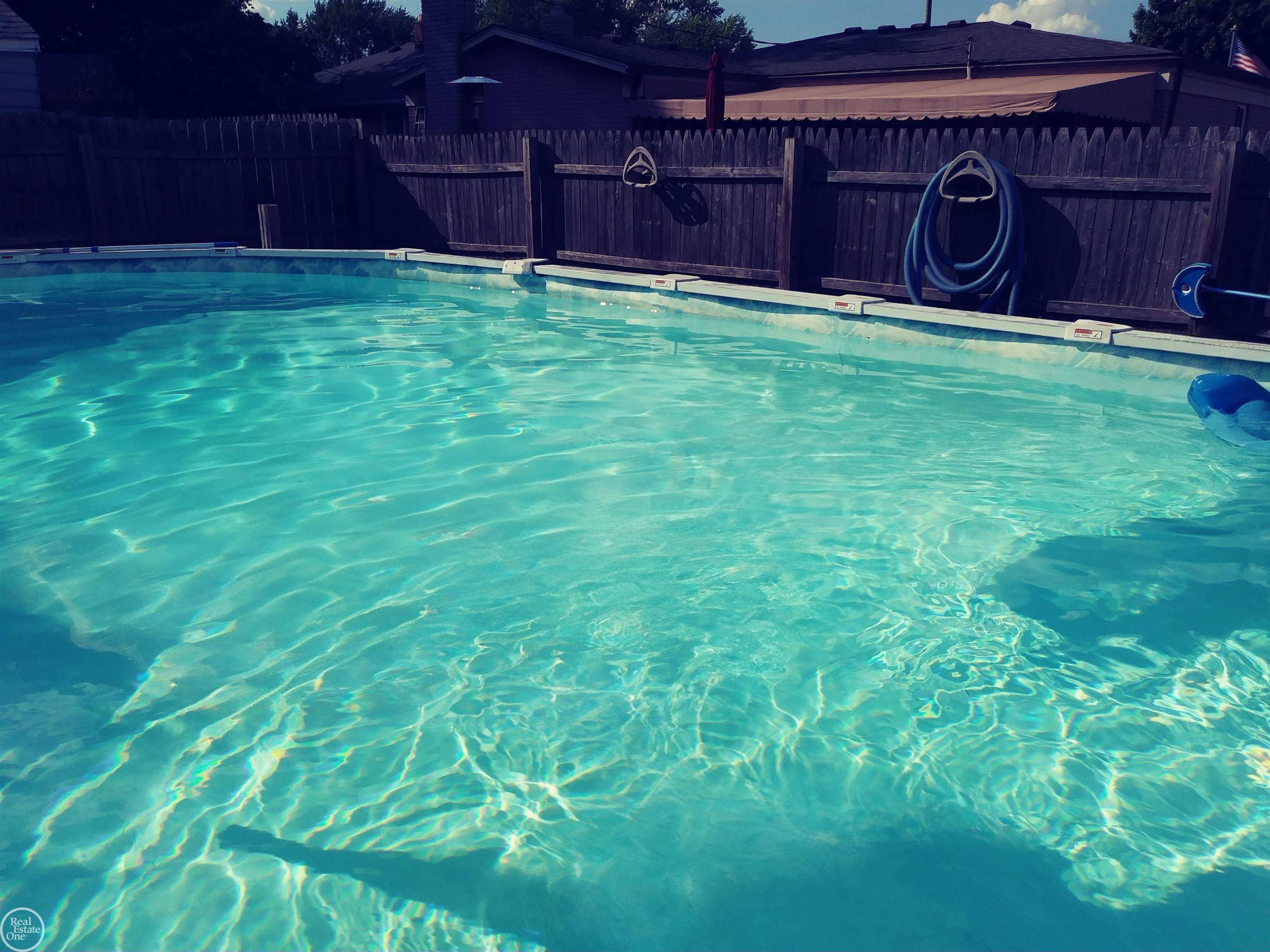 Saint Clair Shores, MI 48082,22915 E 13 MILE RD