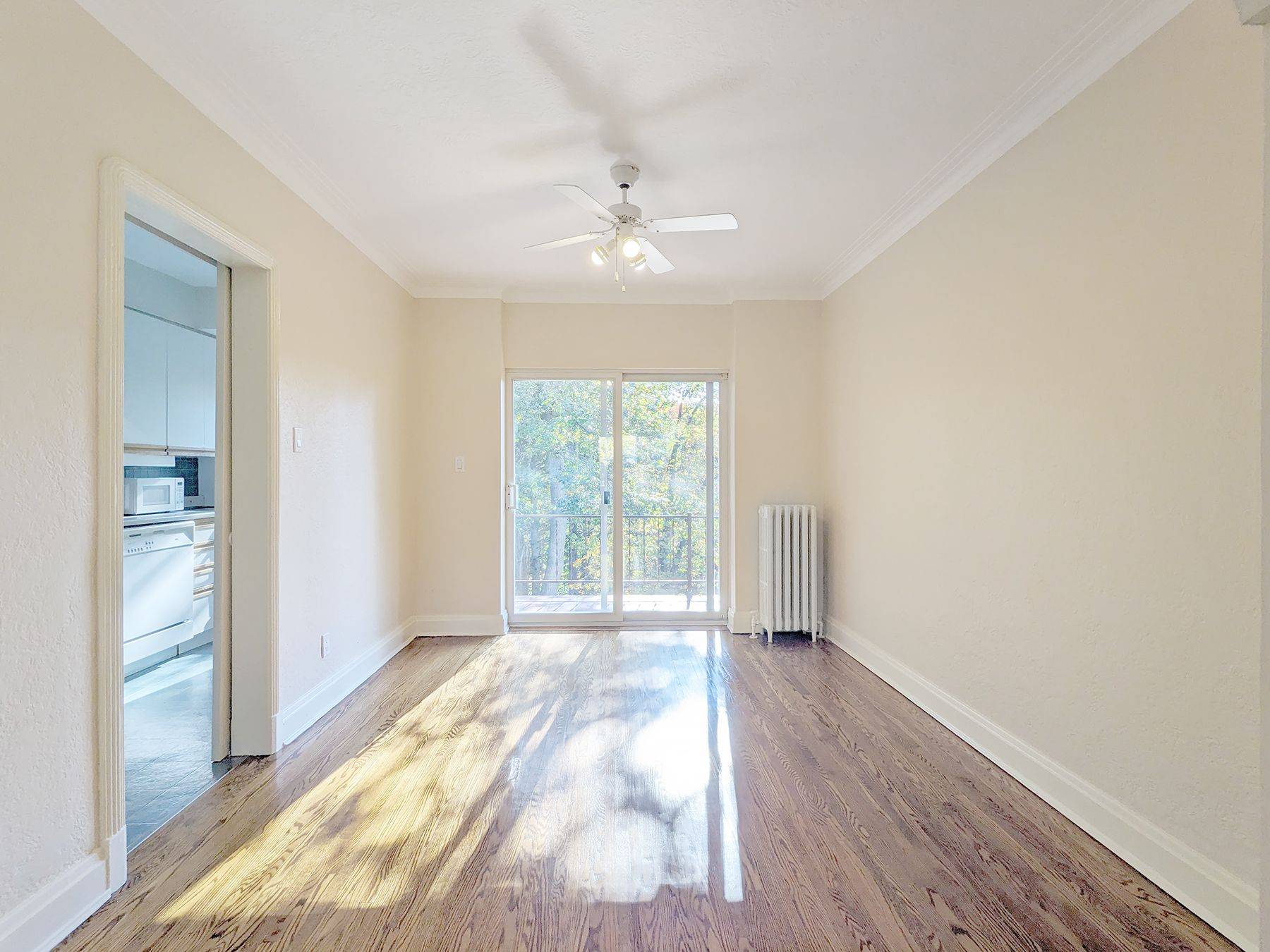 Toronto C04, ON M4R 1R8,95 Chatsworth DR #Upper