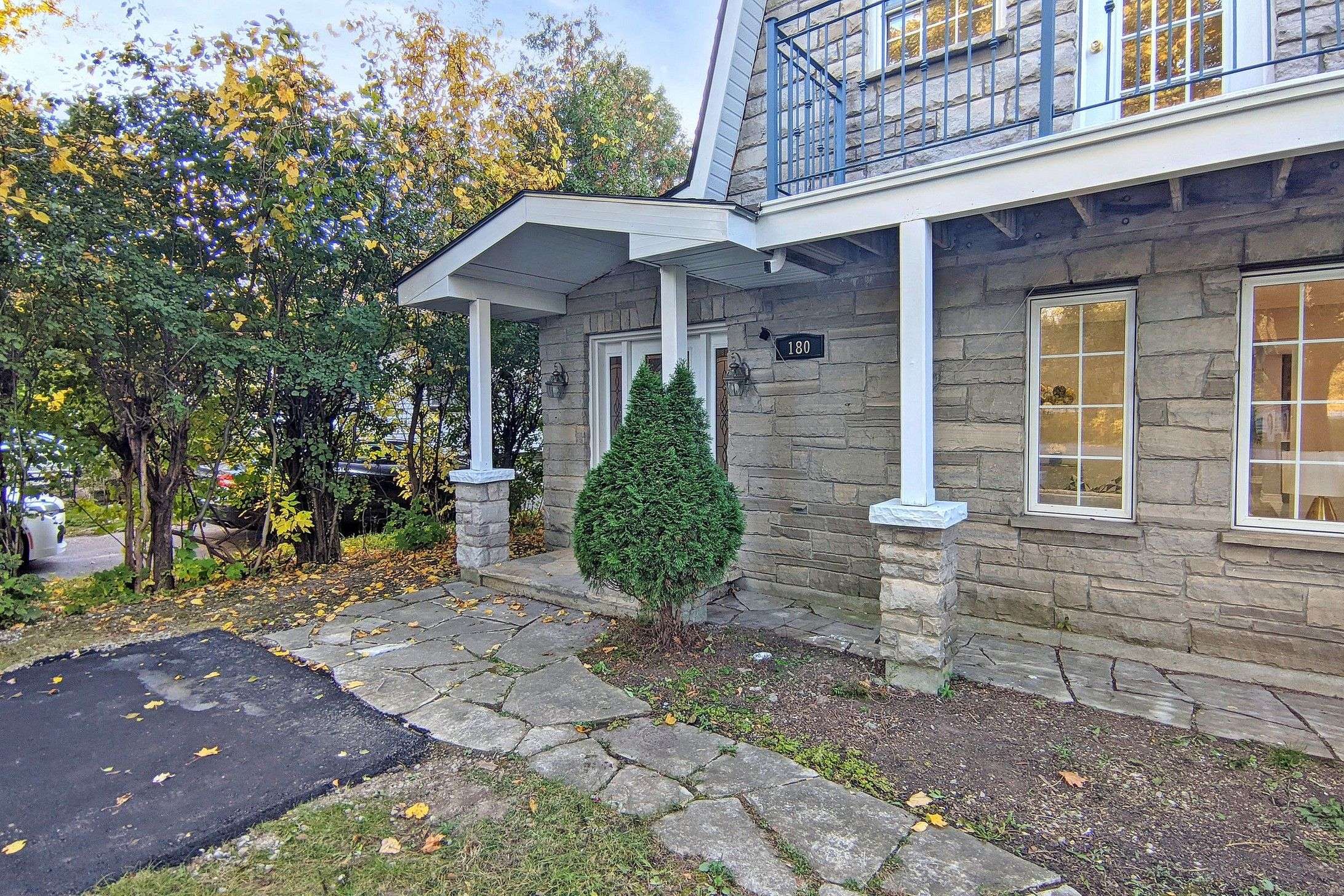 Richmond Hill, ON L4E 3C6,180 Olde Bayview AVE
