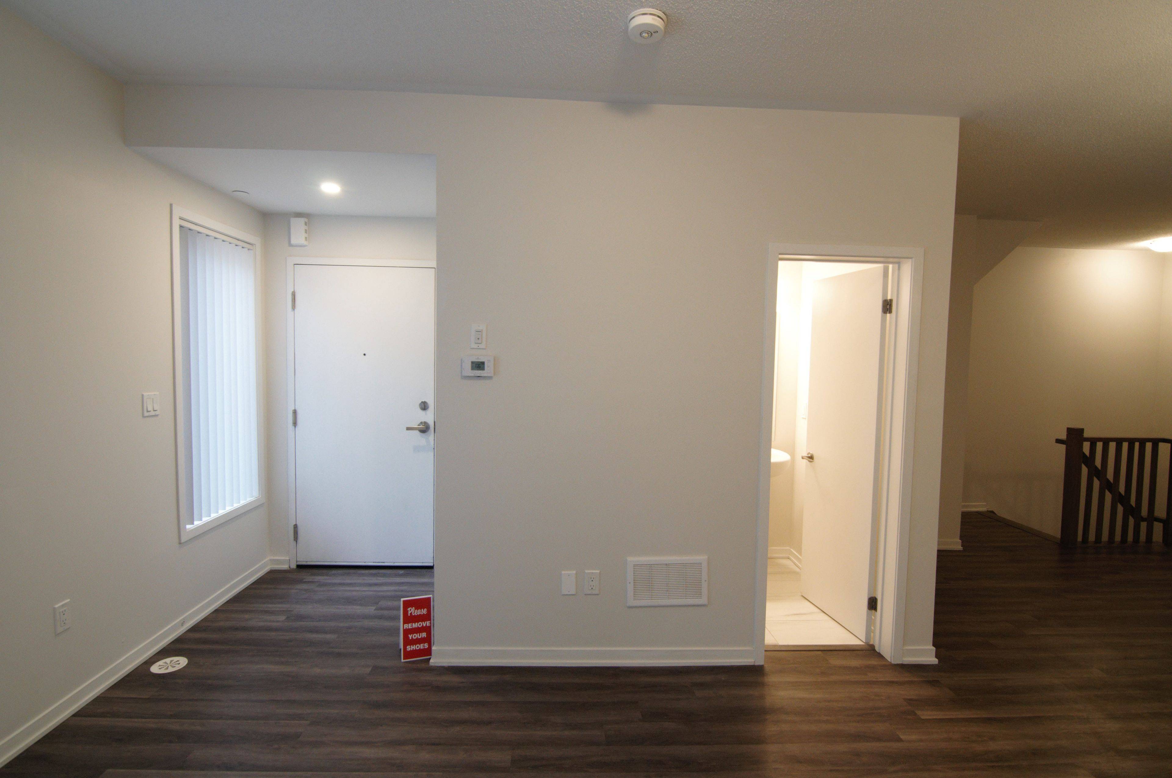 Toronto W06, ON M8V 0J6,10 LLOYD JANES LN #TH 200