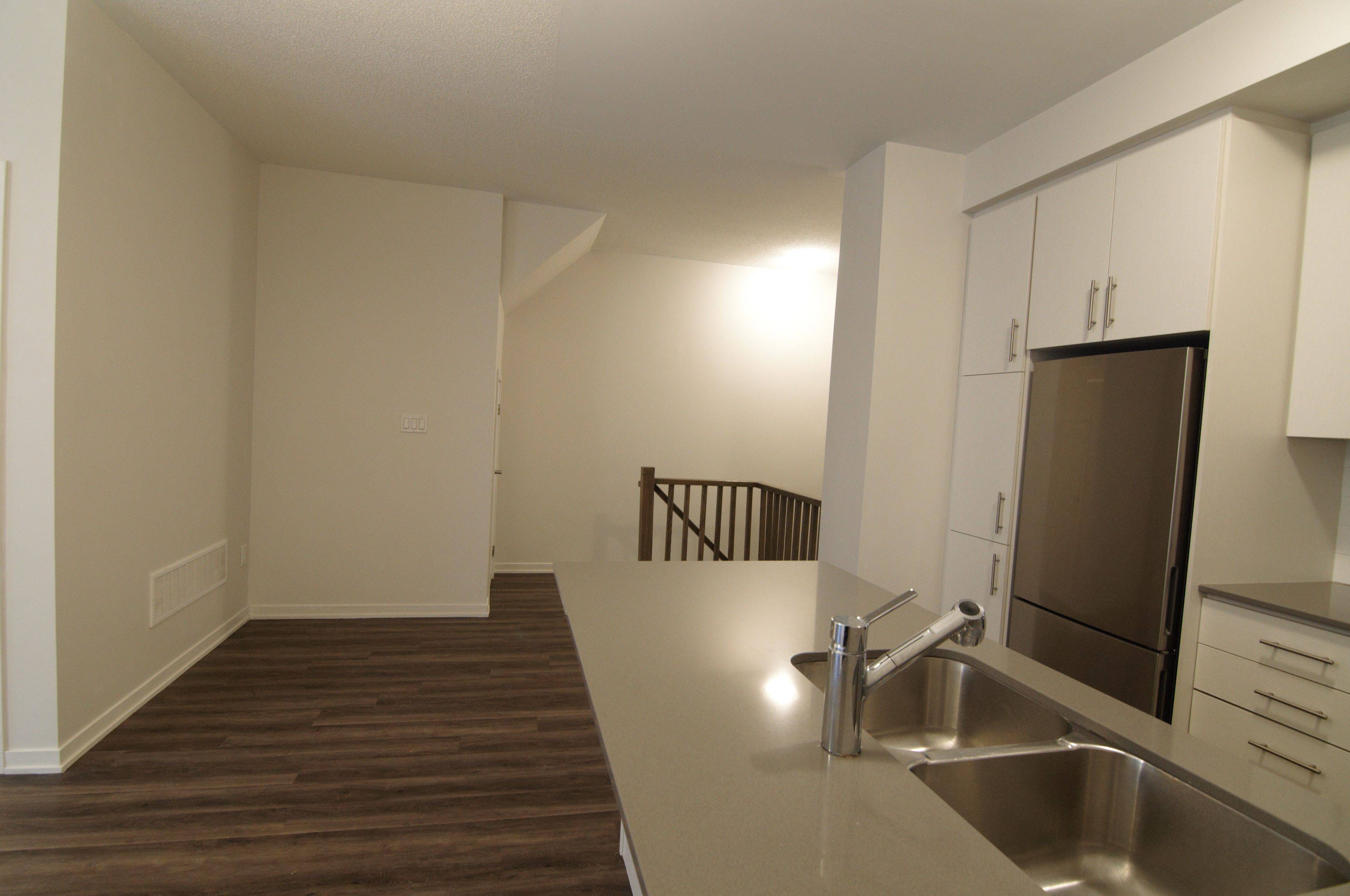 Toronto W06, ON M8V 0J6,10 LLOYD JANES LN #TH 200