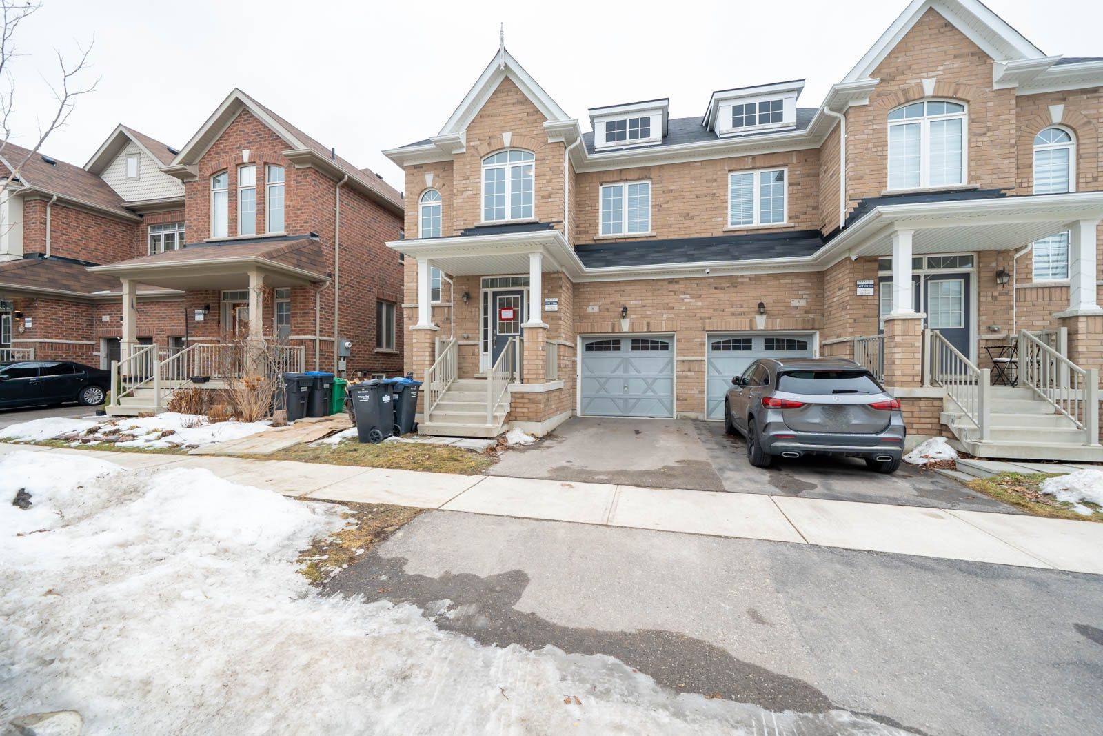 Brampton, ON L7A 4E3,8 Cavesson RD #Upper