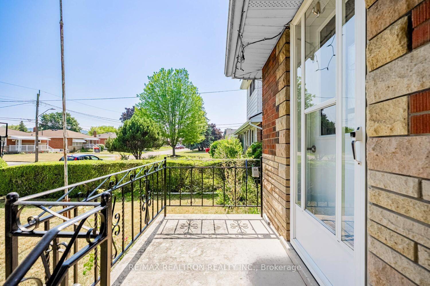 Hamilton, ON L8G 2A9,79 Blanmora DR