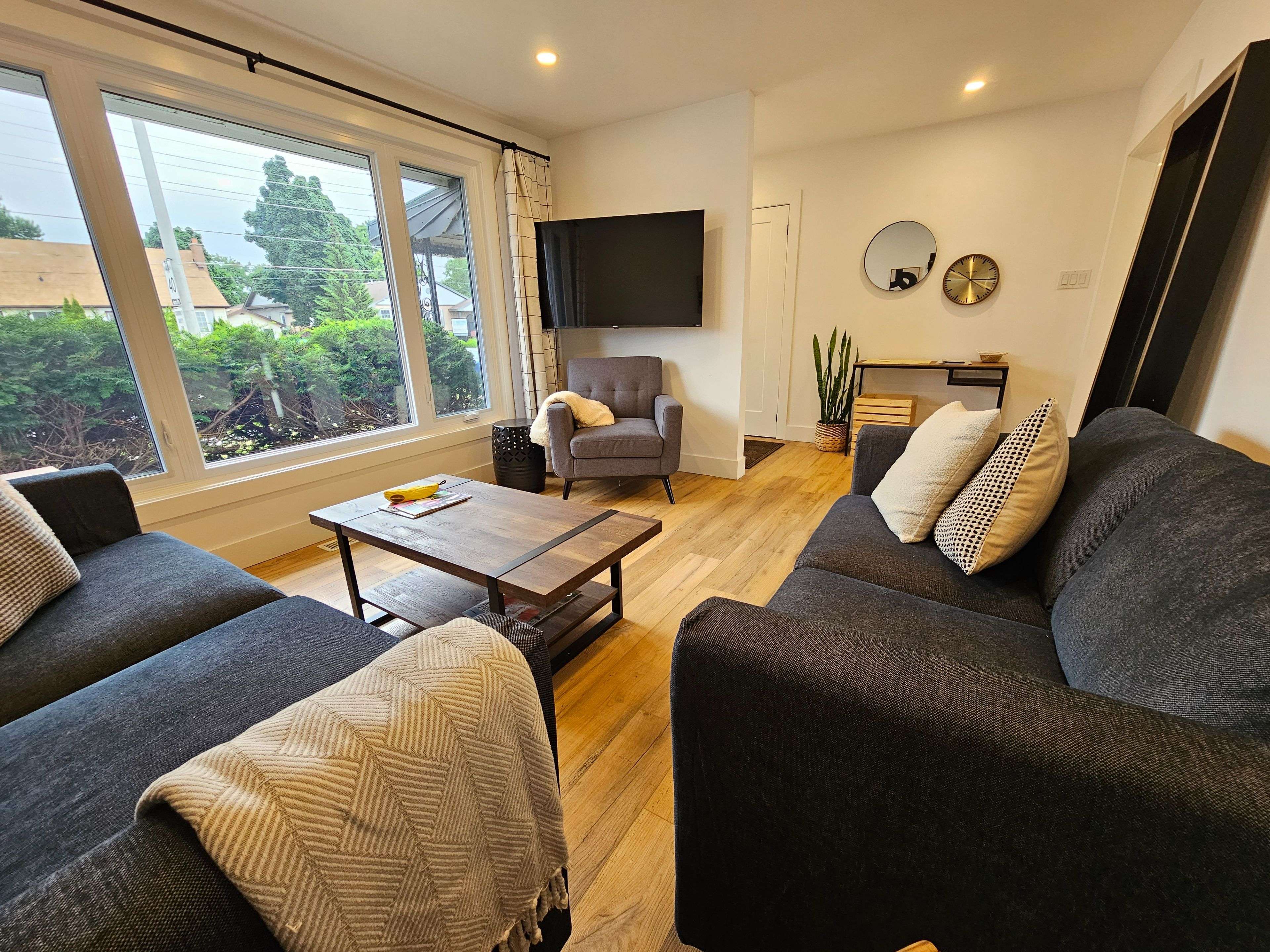 Belleville, ON K8P 4A6,620 Sidney ST