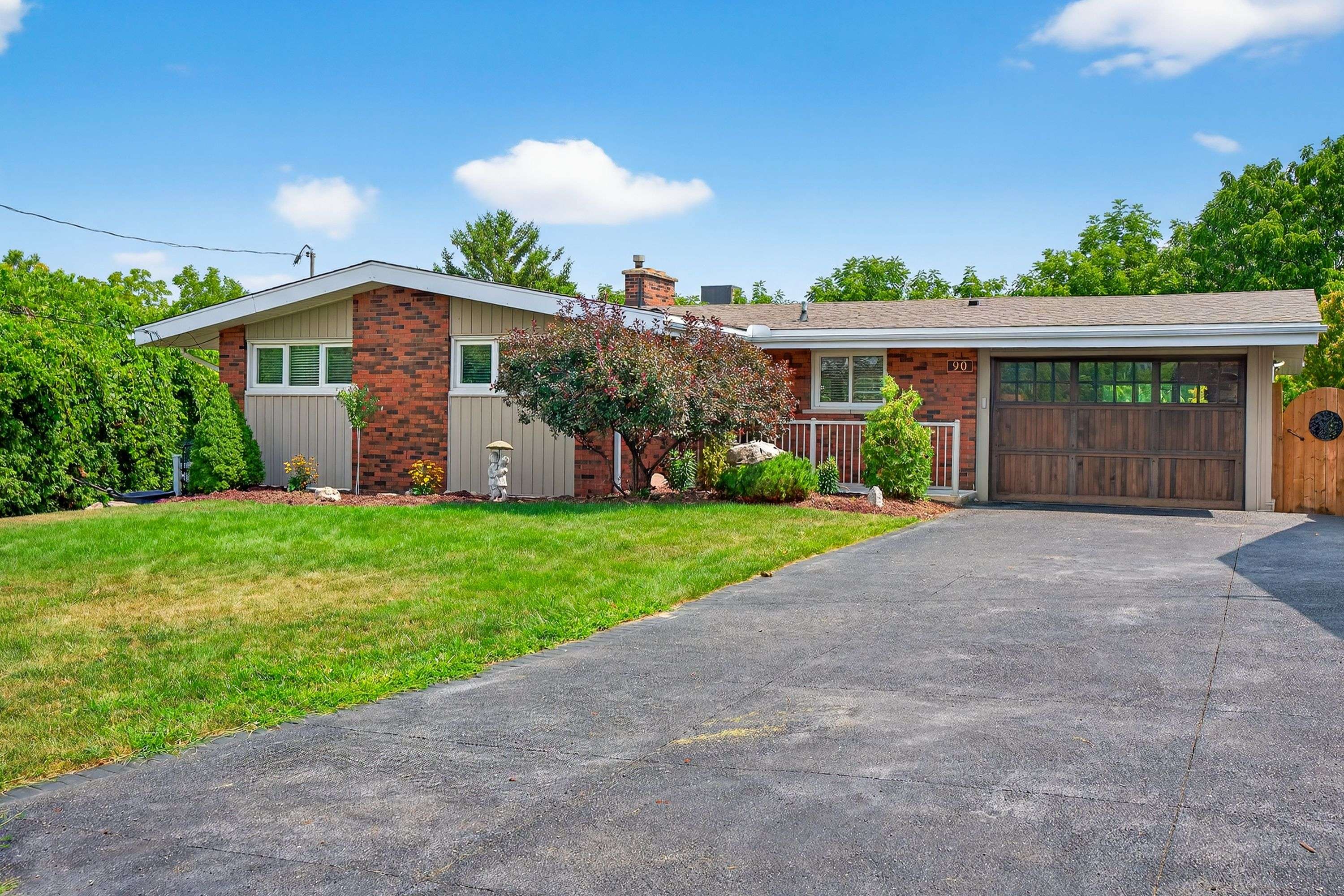 Hamilton, ON L8G 3P7,90 Mountain AVE