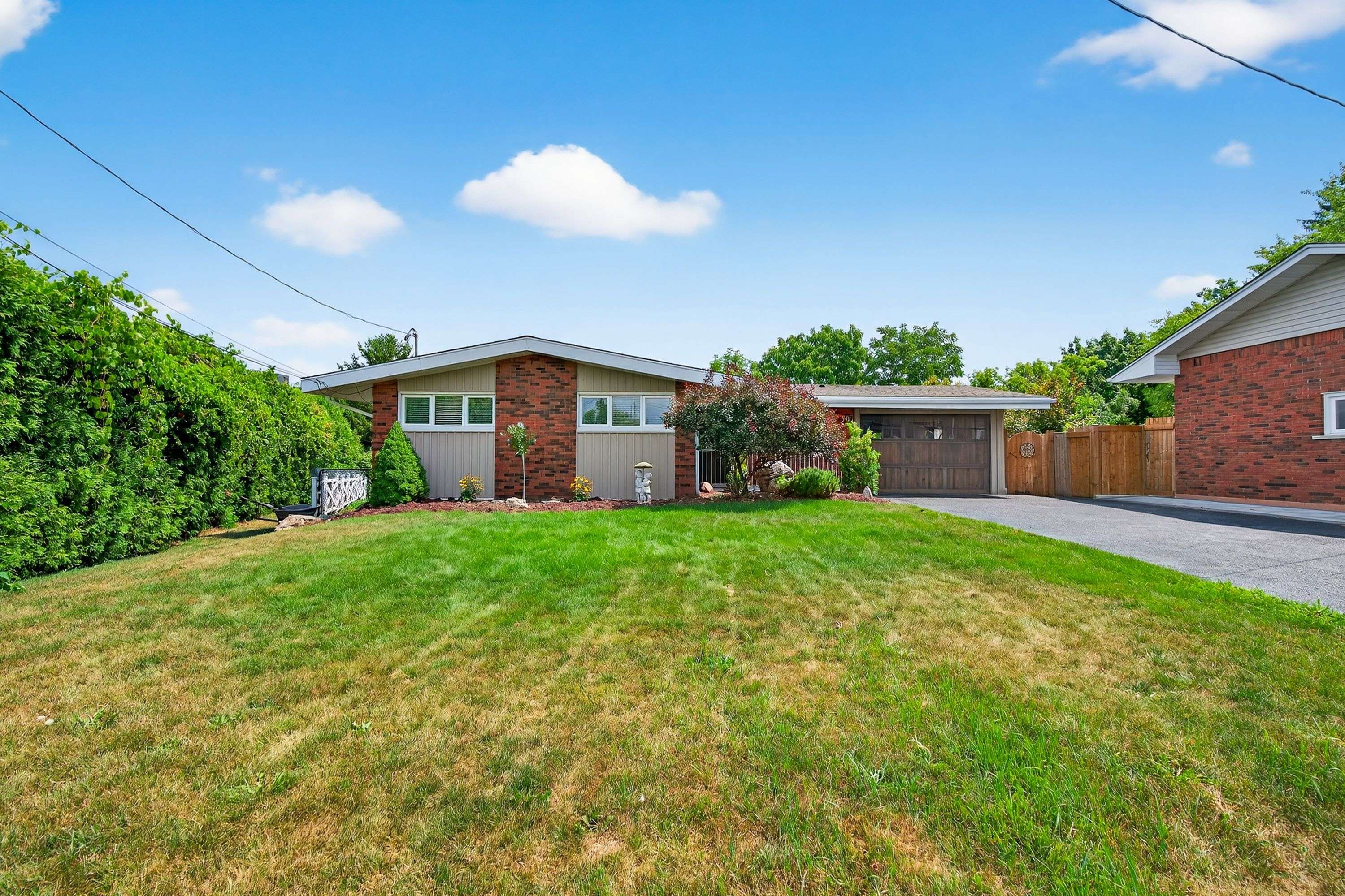 Hamilton, ON L8G 3P7,90 Mountain AVE