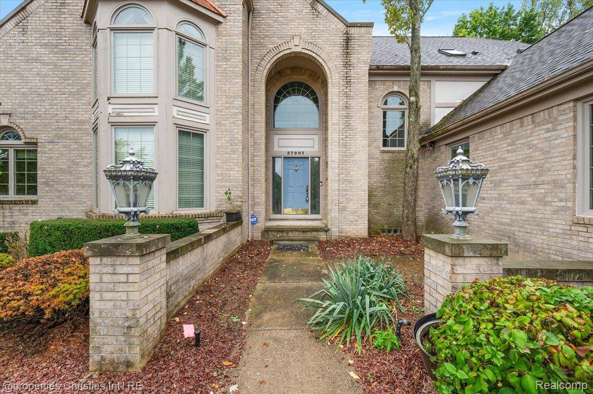Farmington Hills, MI 48331,37907 Turnberry CT