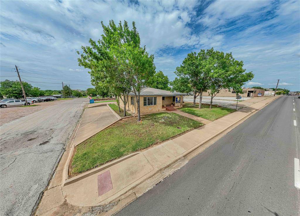 Breckenridge, TX 76424,514 W Walker St Street