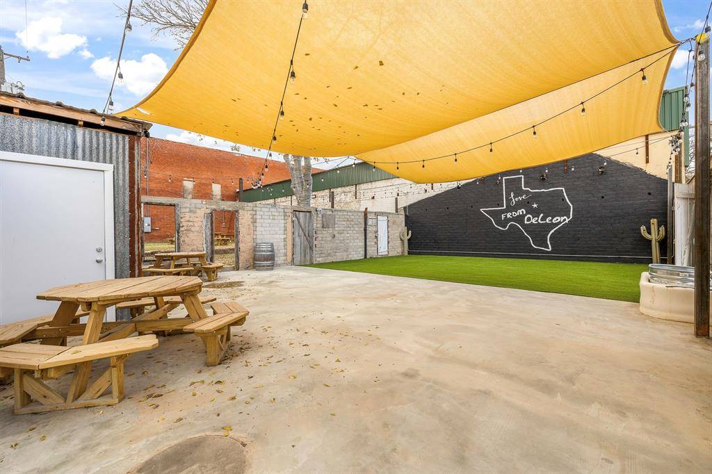 De Leon, TX 76444,124 W Gonzales Avenue