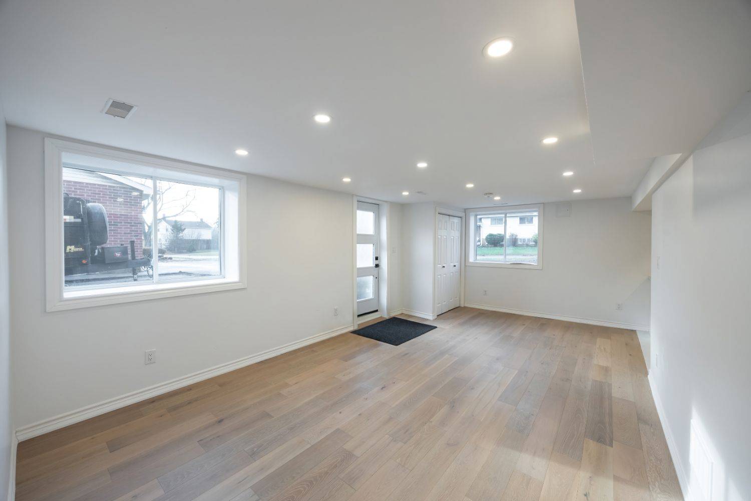 Oshawa, ON L1H 3L2,685 Emerson AVE #Lower